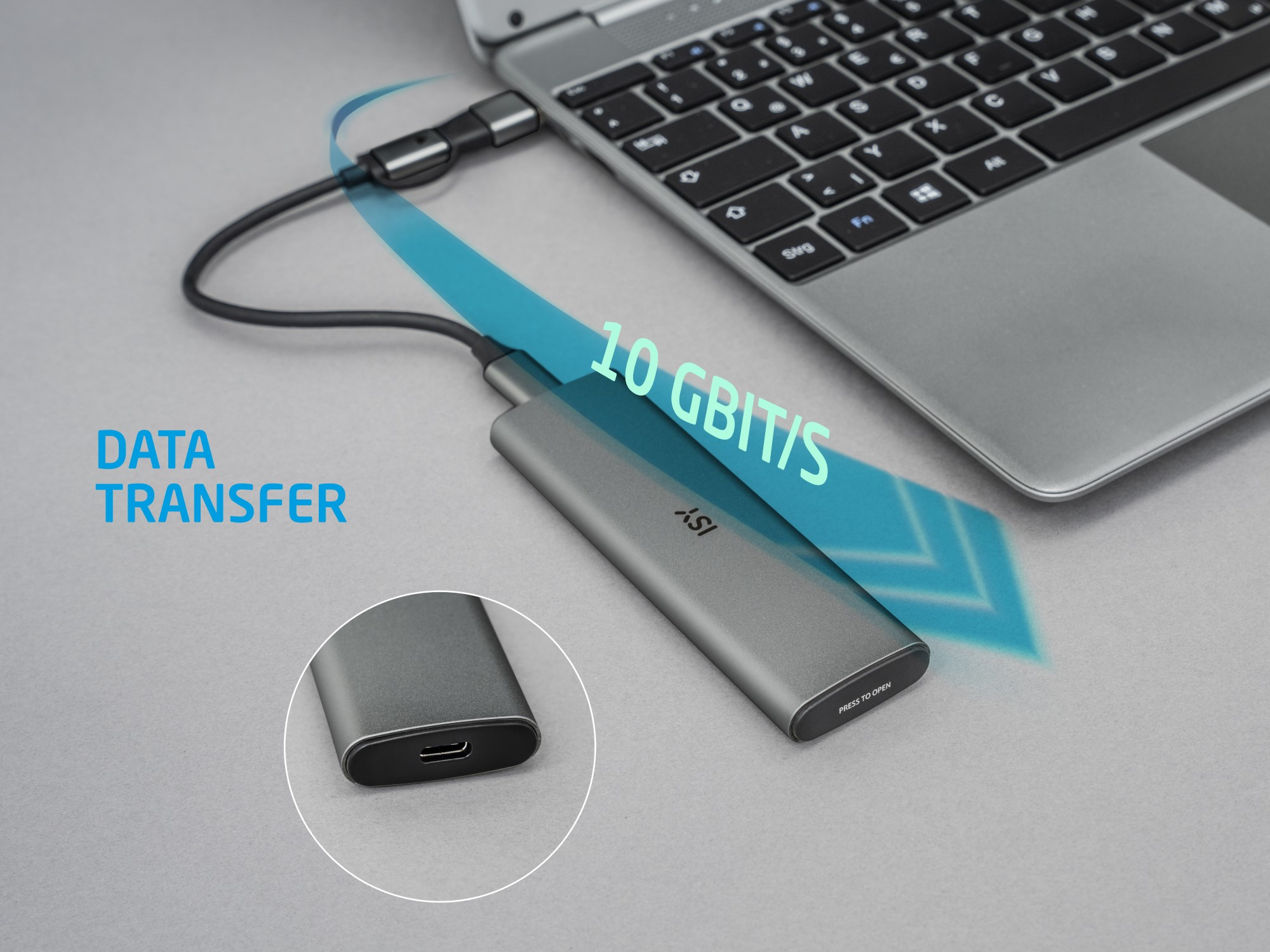 Srebrne urządzenie USB podłączone do laptopa, pokazujące tekst transferu danych.