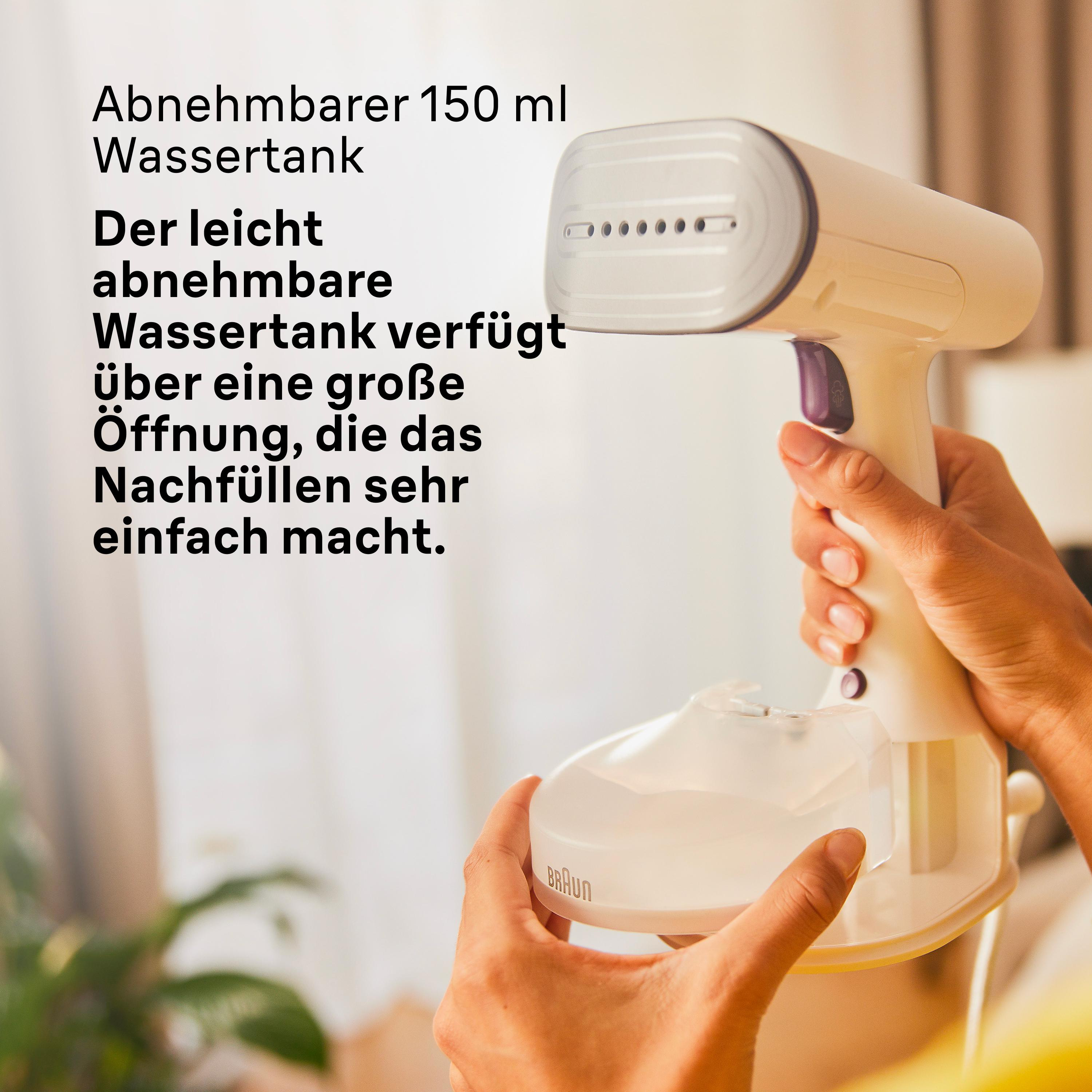 Eine Person hält einen weißen und lila Dampfgarer. Text auf der linken Seite. Der Dampfgarer hat einen weißen Wassertank.