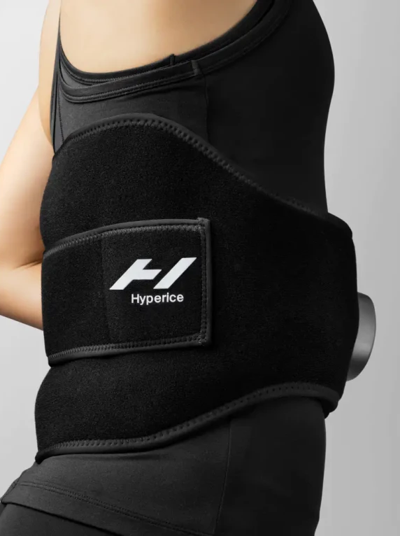 Személy fekete Hyperice hátpánttal. Fehér logó, rögzítve.