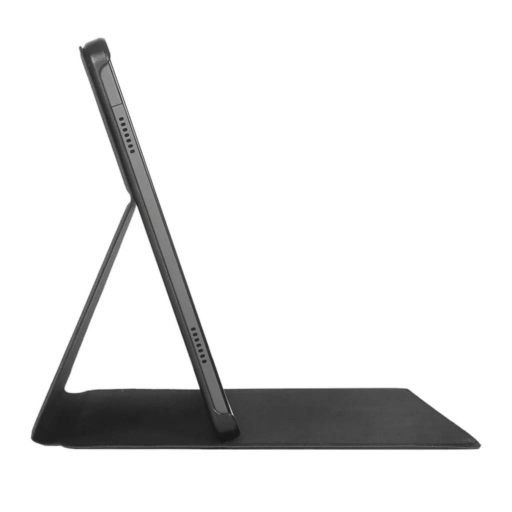 Tableta en un soporte. La tableta es negra y tiene un soporte gris. Fondo blanco.