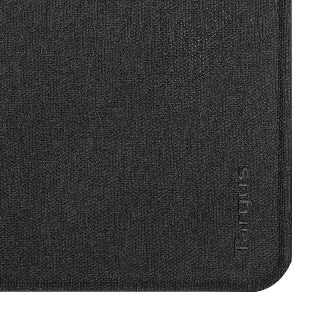 Primer plano de una funda para tableta Targus negra. La funda tiene una superficie texturizada, con el logotipo de Targus.