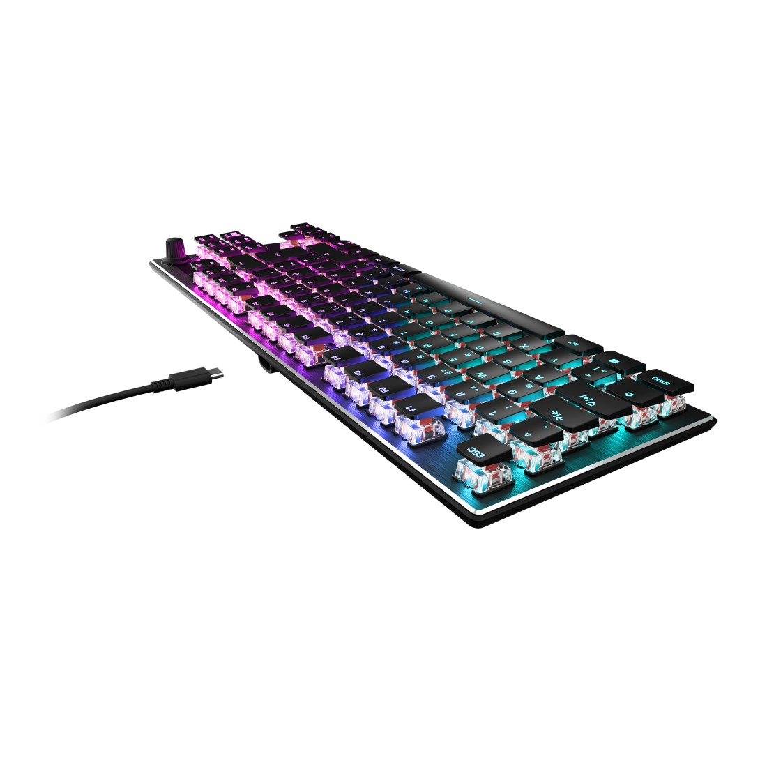 RGB-Tastatur mit schwarzen Tasten und transparenten Schaltern. USB-Kabel eingesteckt. Winkelaufnahme auf weißem Hintergrund.