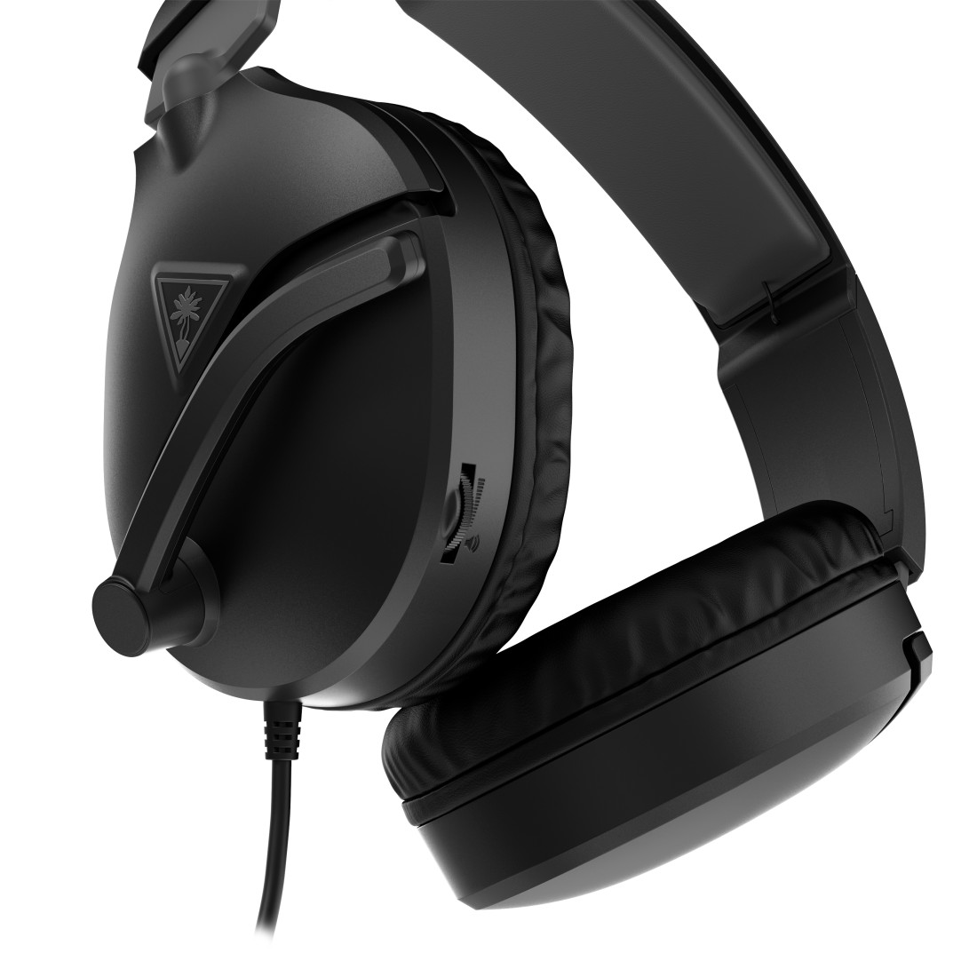 Schwarzes Gaming-Headset angewinkelt, mit Ohrmuschel und Mikrofon sichtbar, auf weißem Hintergrund.