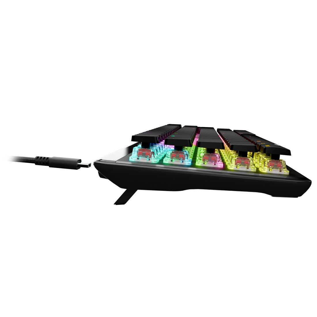 Schwarze Tastatur mit farbigen Tasten, USB-Kabel. Seitenansicht, weißer Hintergrund.