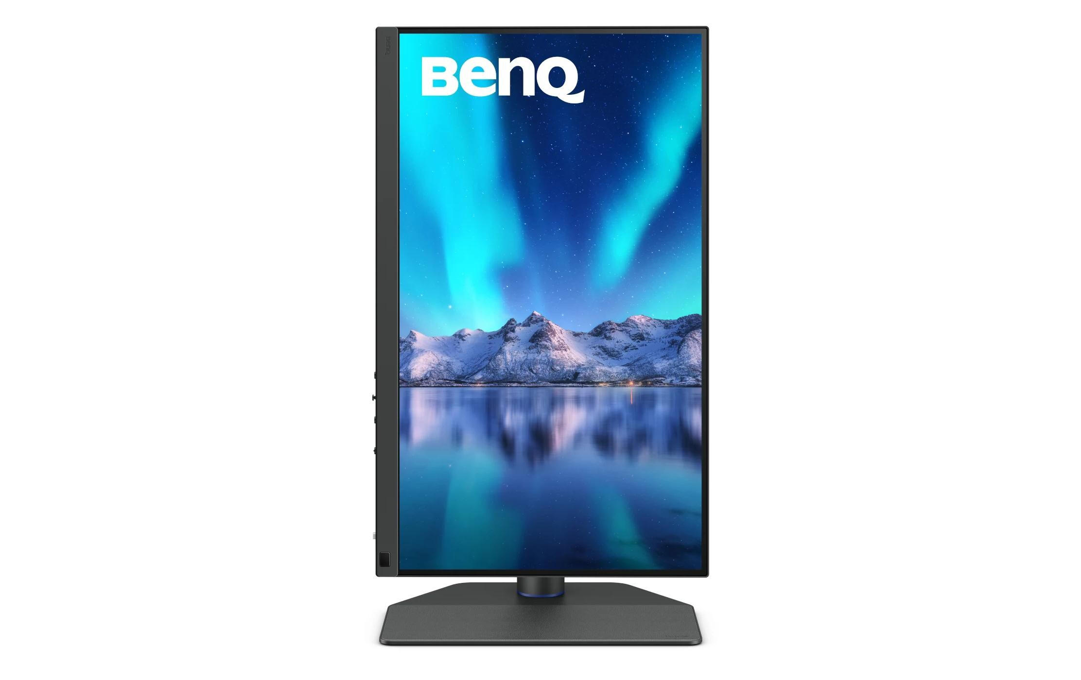 Un moniteur BenQ avec une image de paysage de montagnes et d'aurores boréales sur son écran.