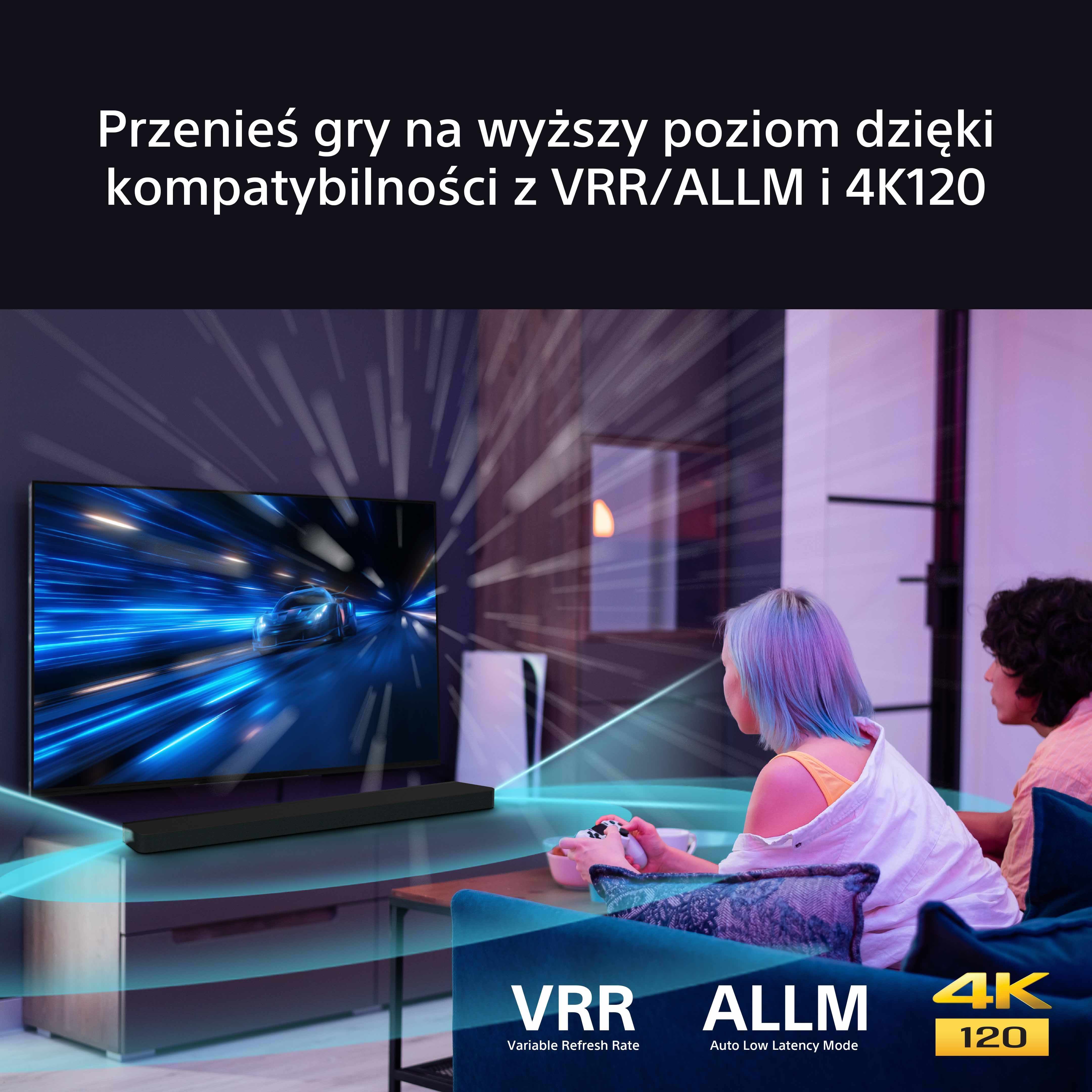 Dwie osoby grają, TV pokazuje wyścigi samochodowe. Tekst: VRR/ALLM i 4K120.