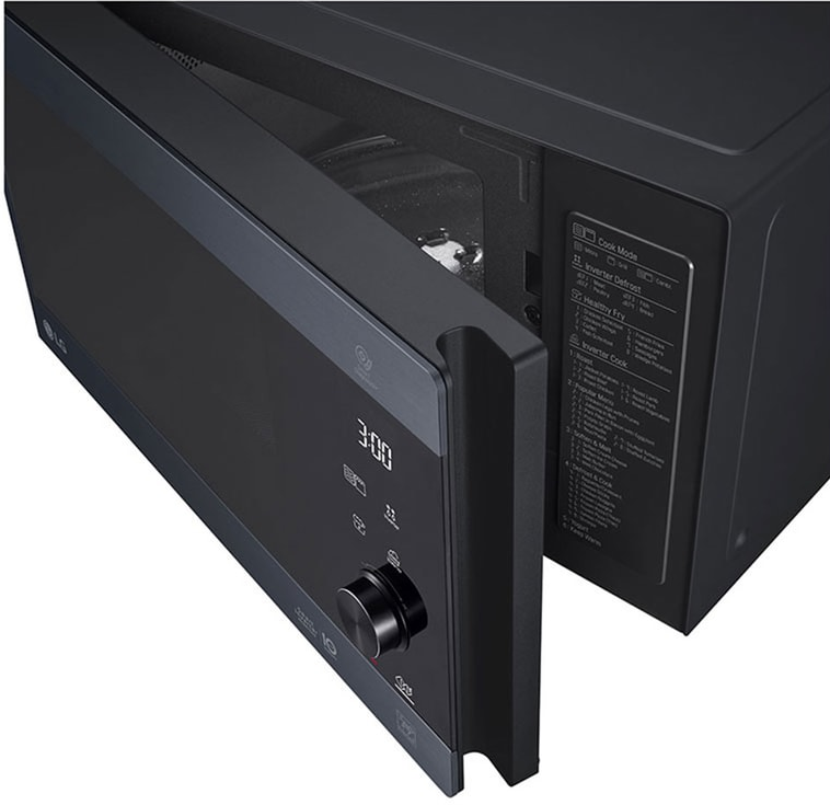 Micro-ondes noir avec porte ouverte, montrant l'intérieur et les commandes.