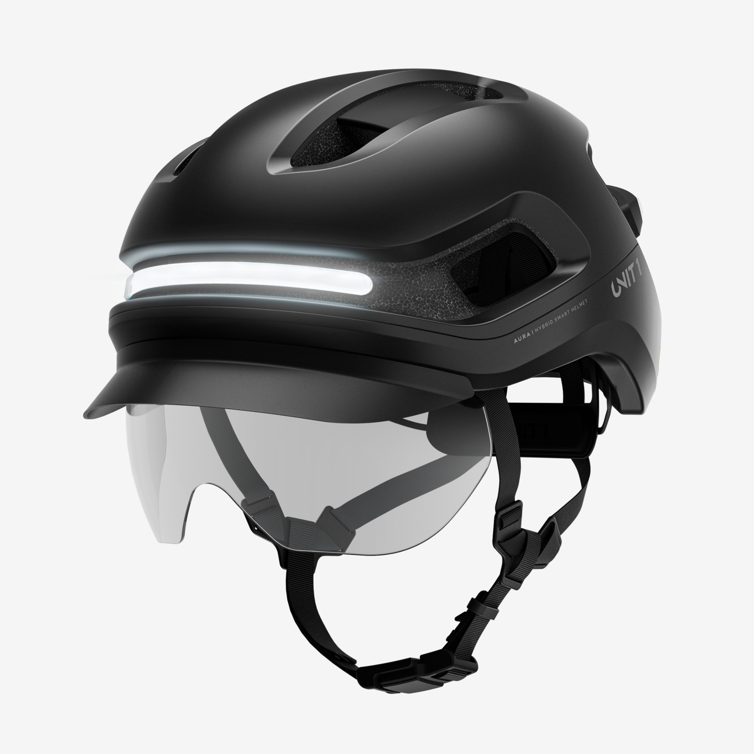 Un casque noir avec une visière et une lumière frontale. Le fond est blanc.