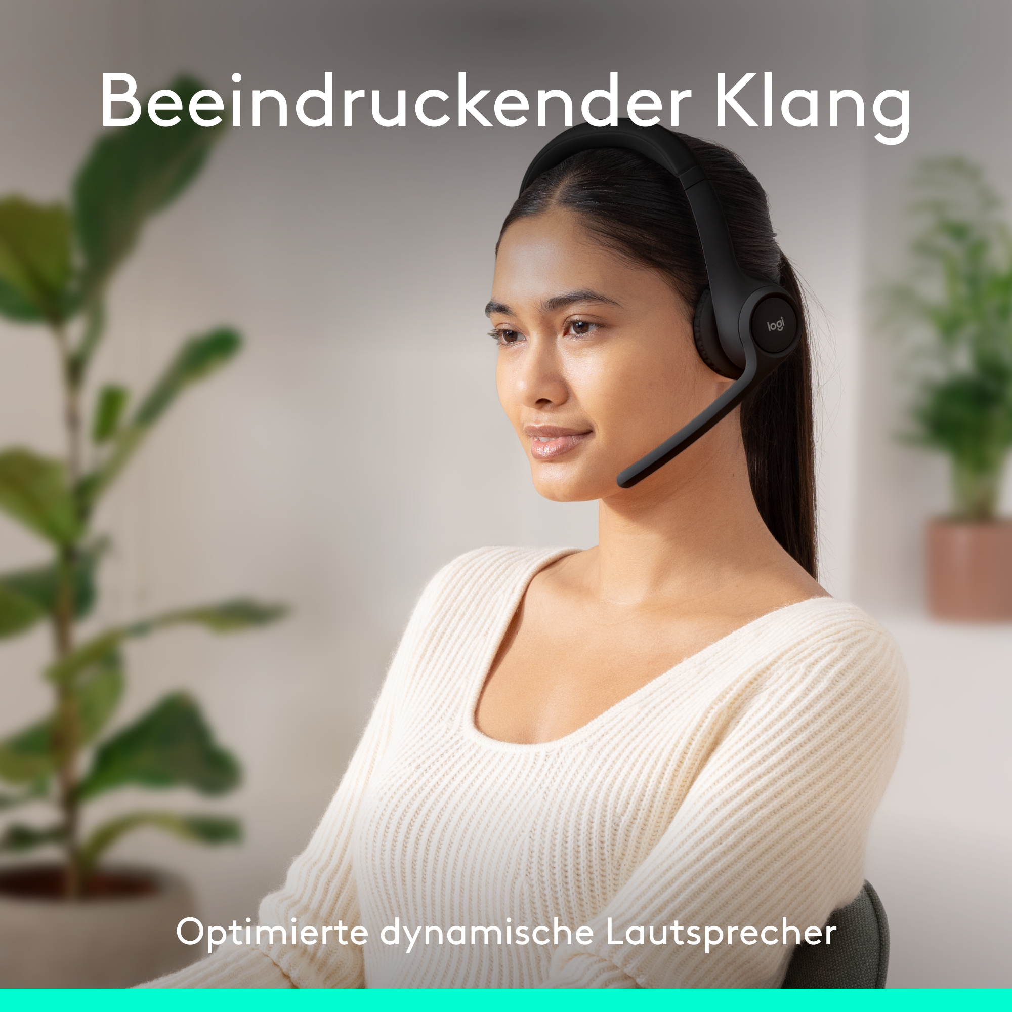 Eine Frau mit Headset, lächelnd, Text: 'Beeindruckender Klang'.