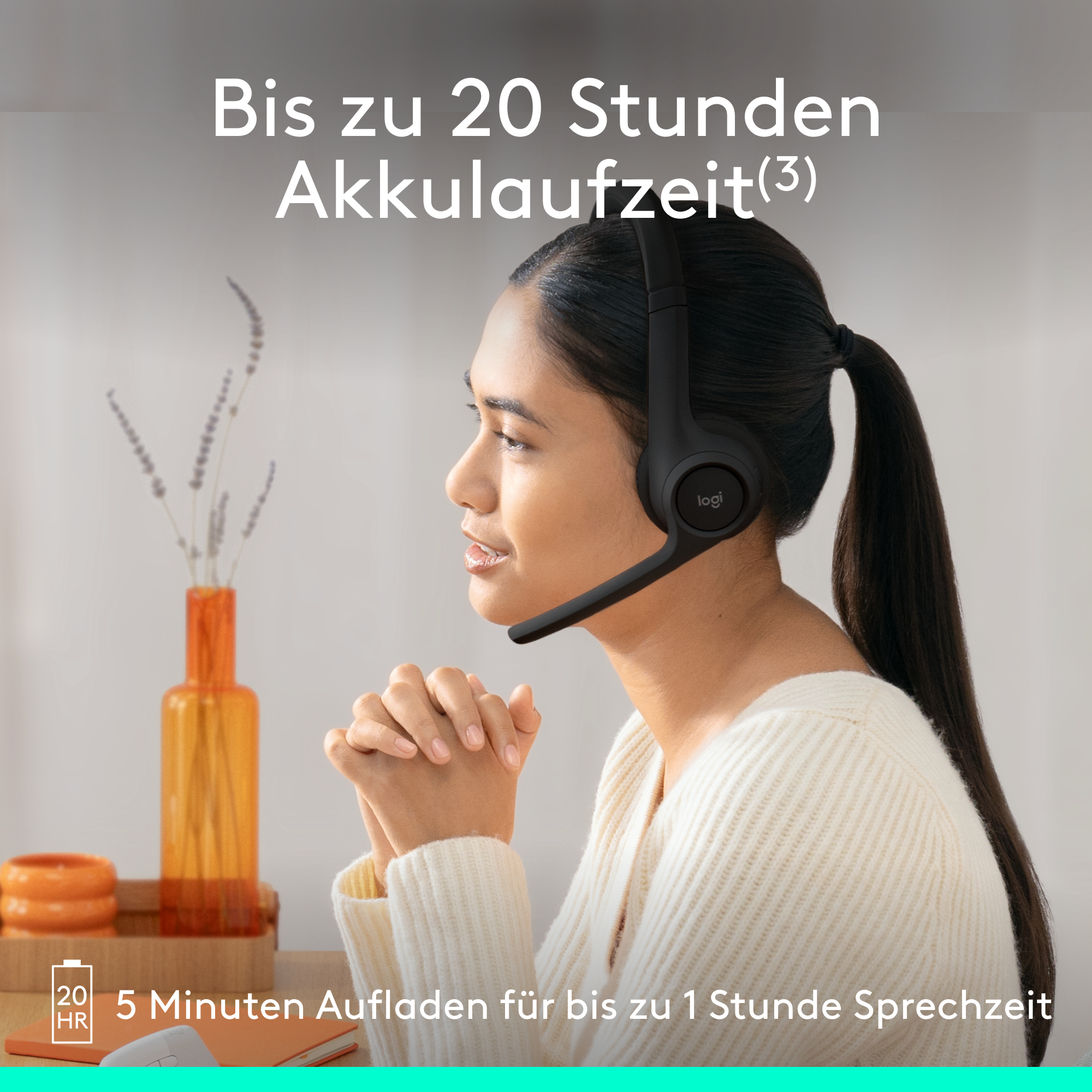 Frau mit Headset, Text: 20 Stunden Akkulaufzeit, und 5 Minuten Aufladen für 1 Stunde Sprechzeit.