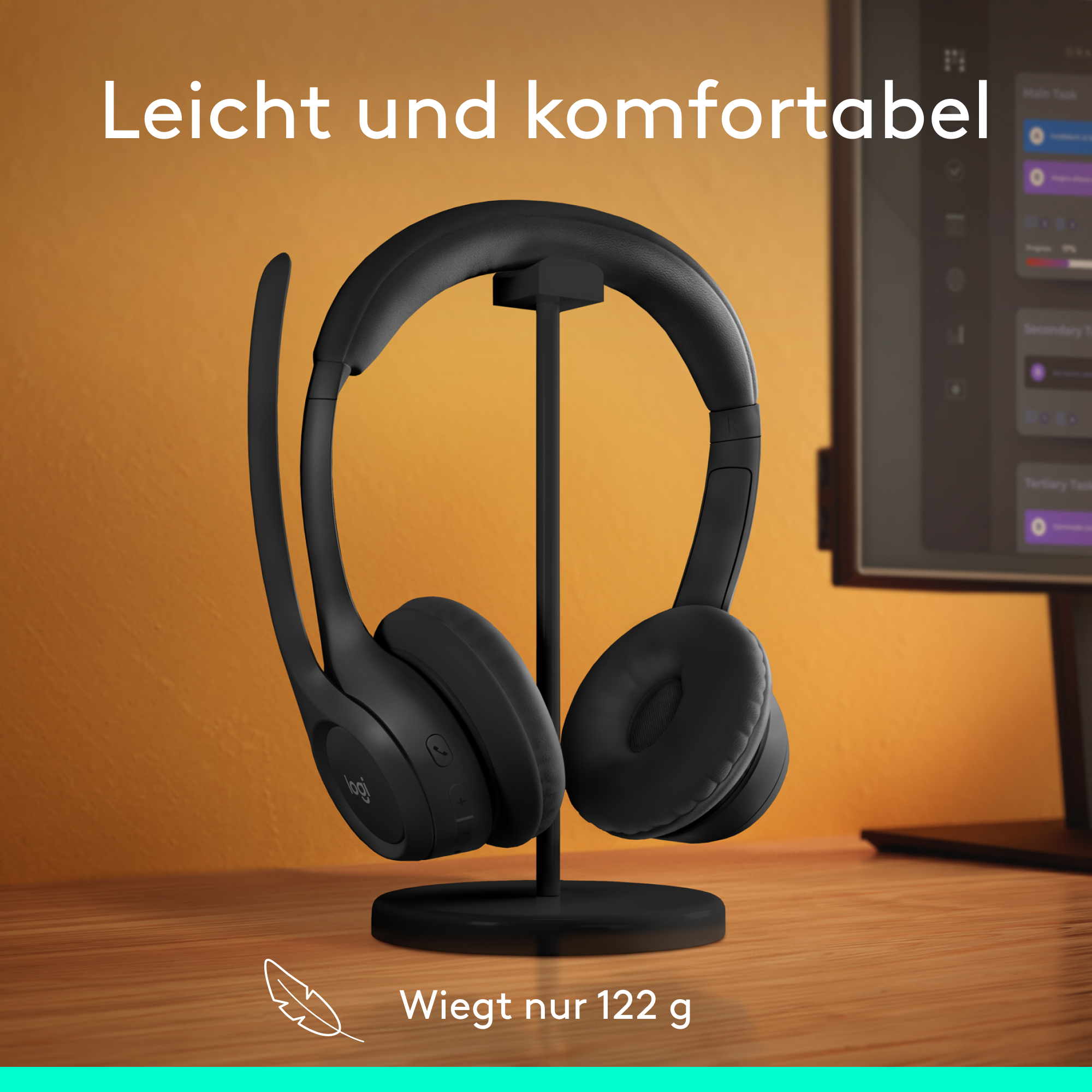 Schwarzes drahtloses Headset auf einem schwarzen Ständer auf einem Holztisch.