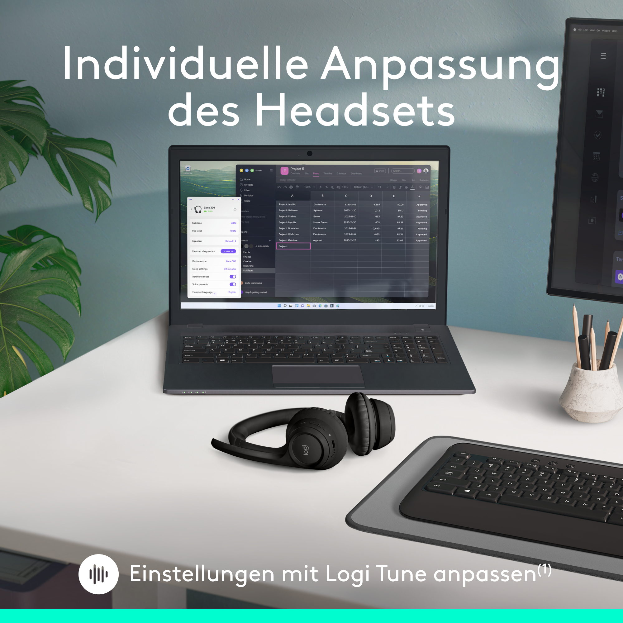 Ein Laptop, Kopfhörer und Tastatur auf einem weißen Schreibtisch. Der Bildschirm zeigt eine Softwareoberfläche.