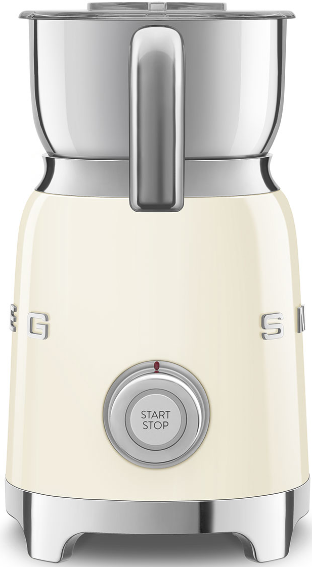 Moulin à café Smeg de couleur crème. Il a un dessus argenté et un bouton marche/arrêt.