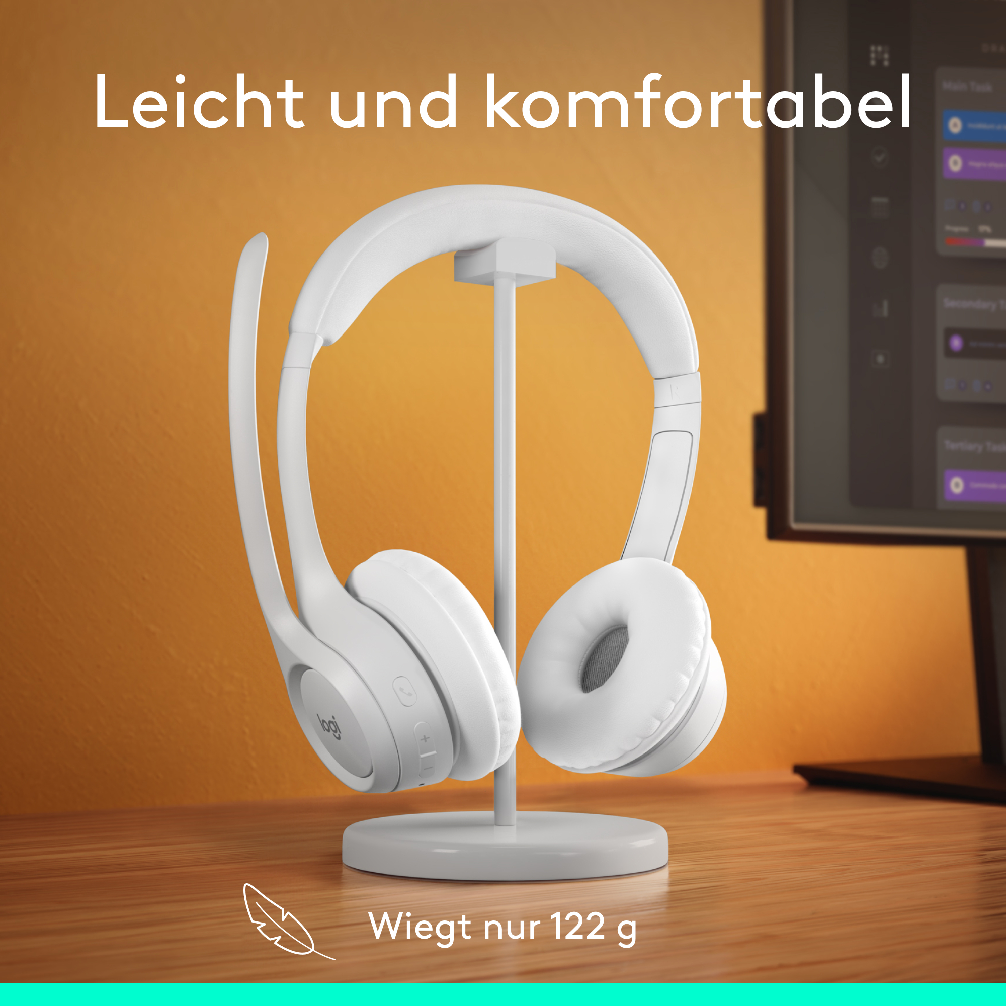 Weiße Kopfhörer auf einem Ständer. Weiße Kopfhörer auf weißem Ständer. Text auf Deutsch.