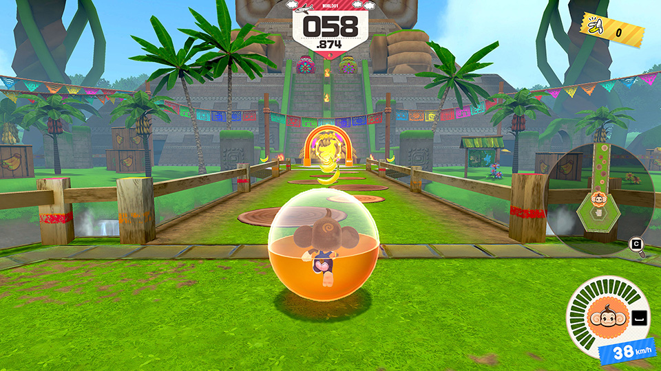 Eine Super Monkey Ball Spielszene, ein Affe in einer Kugel rollt durch einen bunten Kurs.