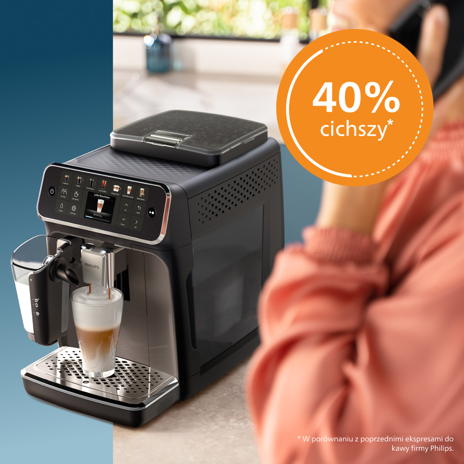 Czarny i srebrny ekspres do kawy. Z przodu szklanka z kawą.