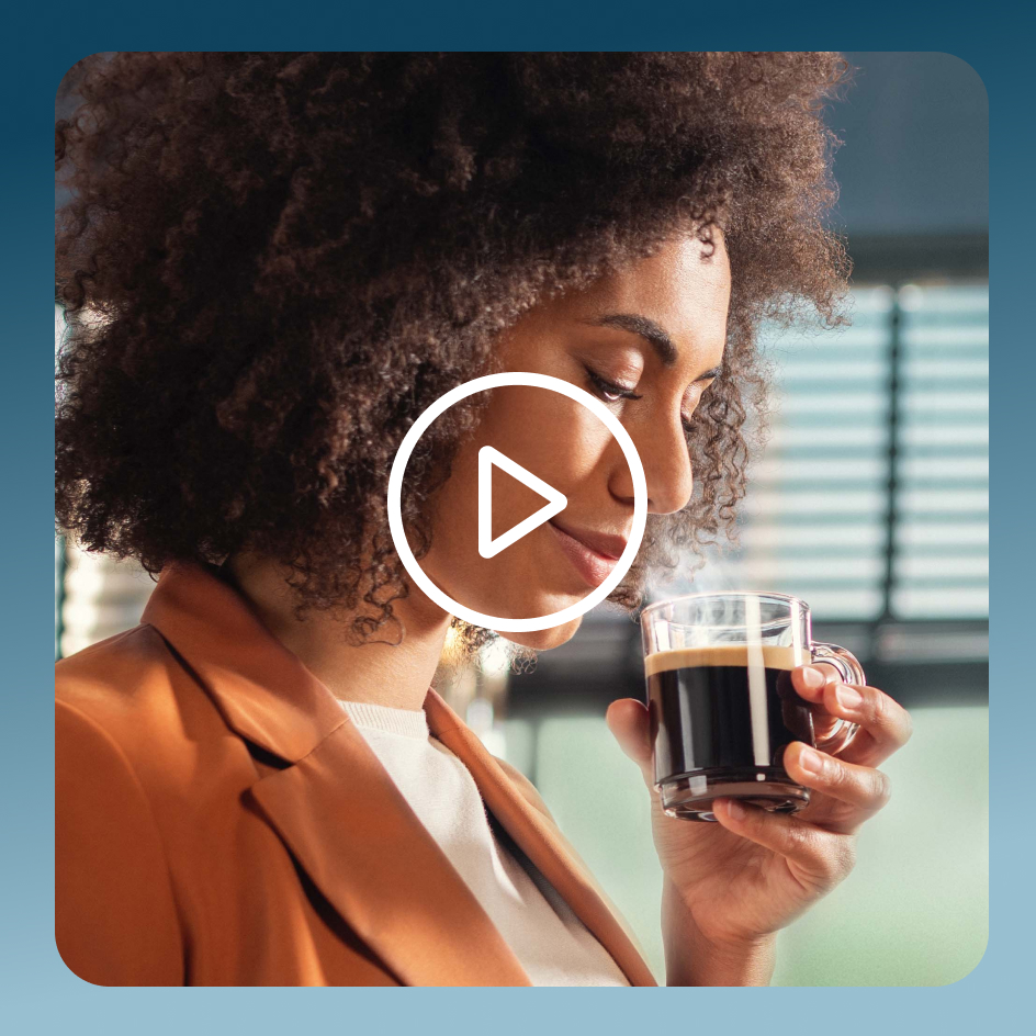 Kobieta wąchająca kawę w szklance, z niebieskim i pomarańczowym tłem.