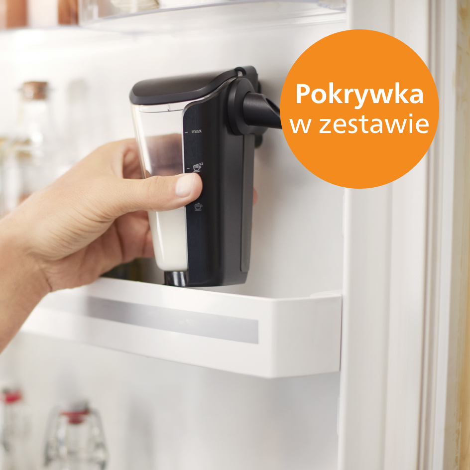 Ręka umieszczająca czarny spieniacz do mleka w lodówce. Tekst: Pokrywka w zestawie.