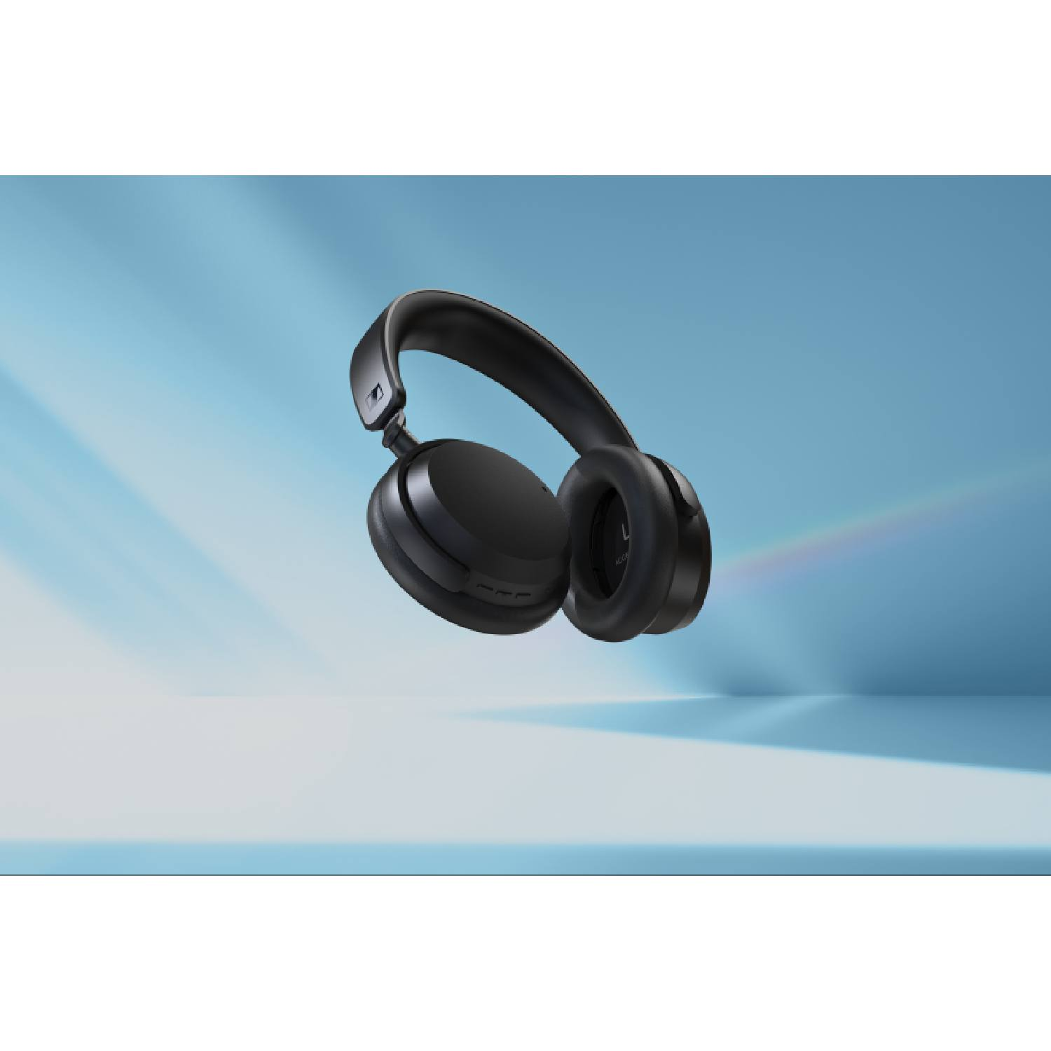 Casque noir flottant devant un fond bleu clair et blanc.