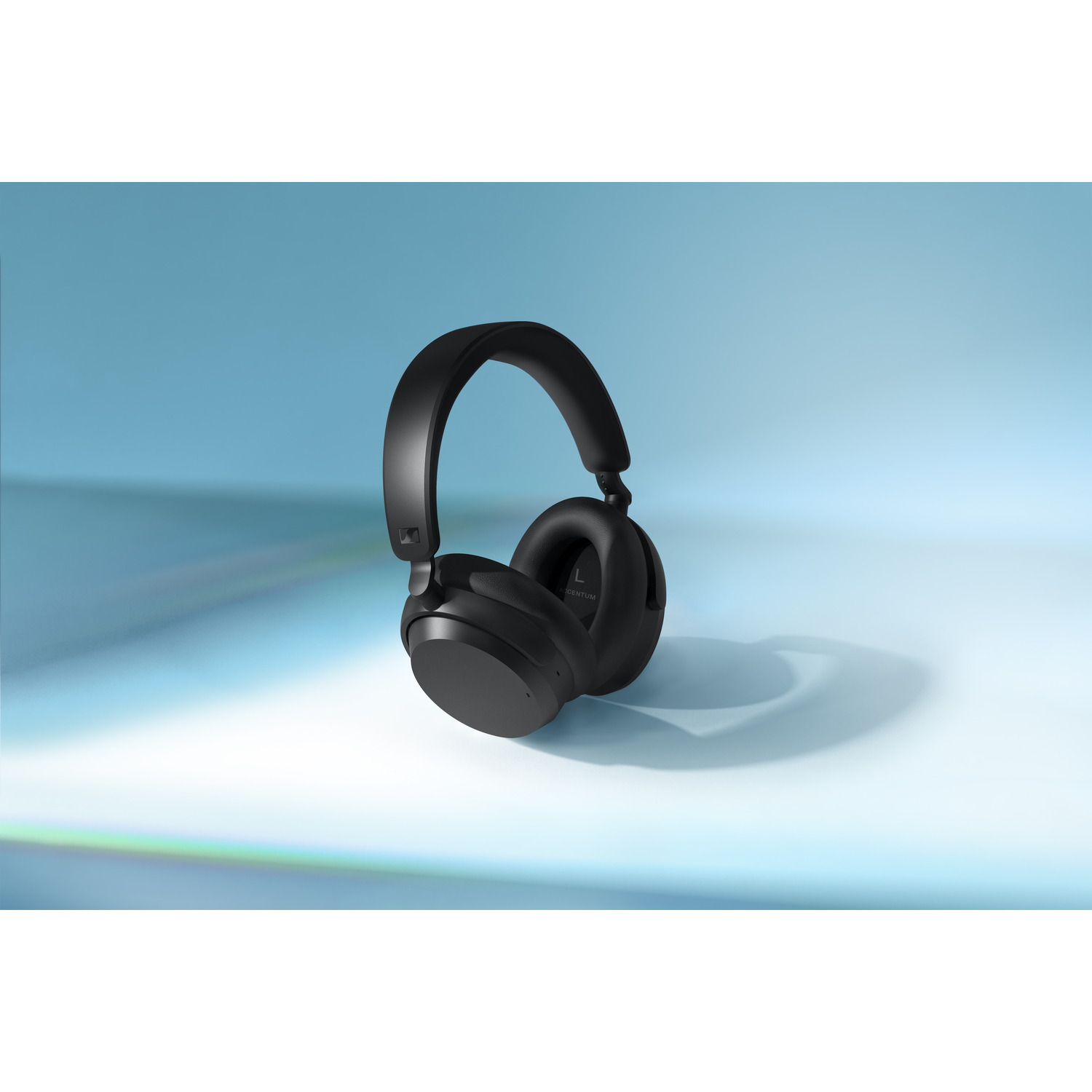 Casque noir sur fond dégradé bleu. Le casque a un design élégant et moderne.