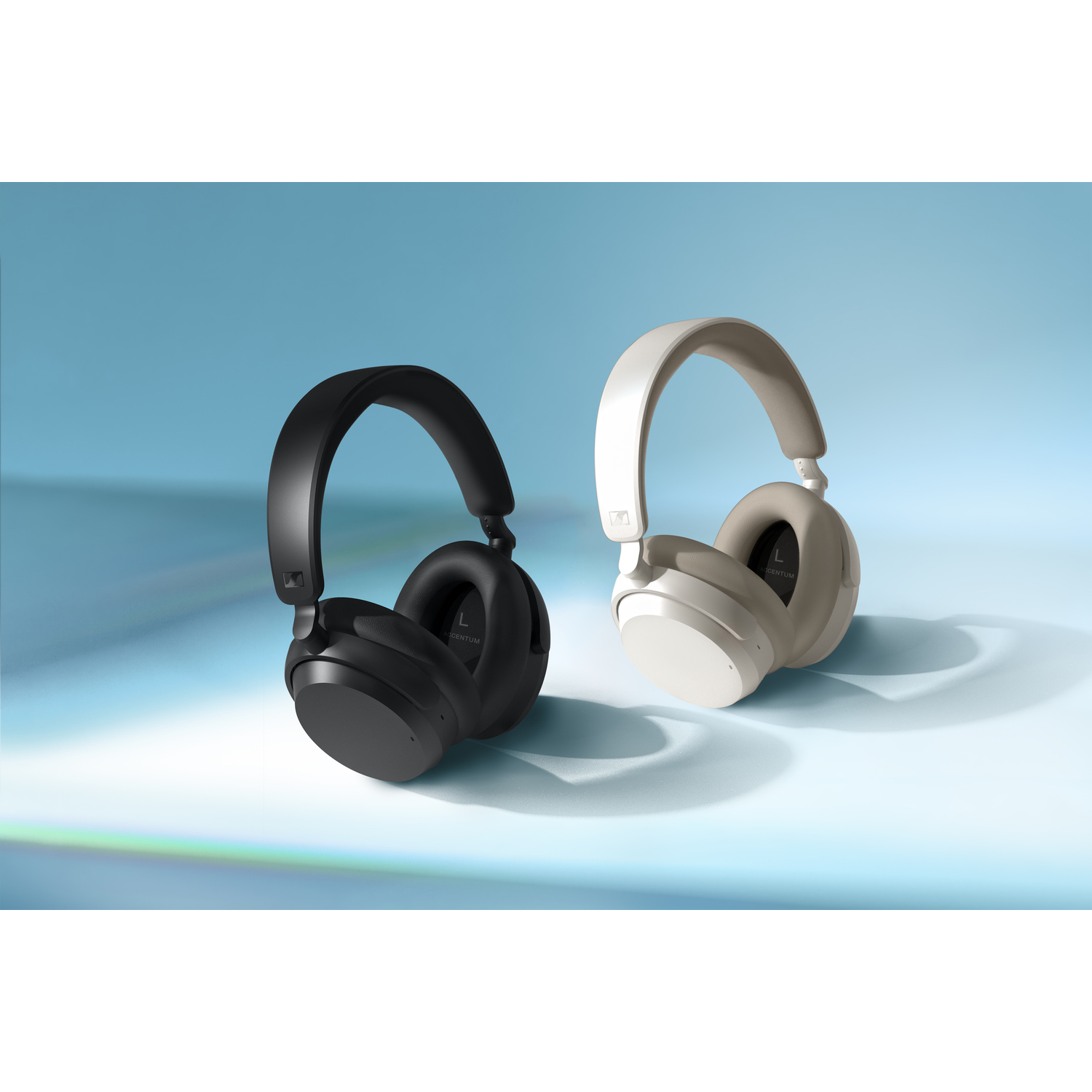 Deux casques sans fil, un noir et un blanc, sont placés sur un fond dégradé bleu.