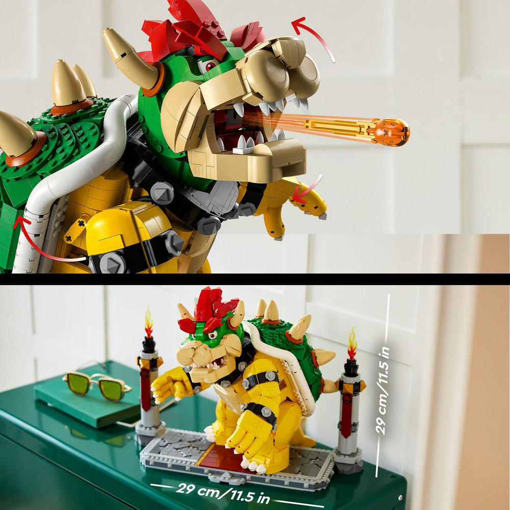 Lego Bowser Figur, mit Flammen, die aus dem Mund schießen. Grüne, gelbe und rote Farben.