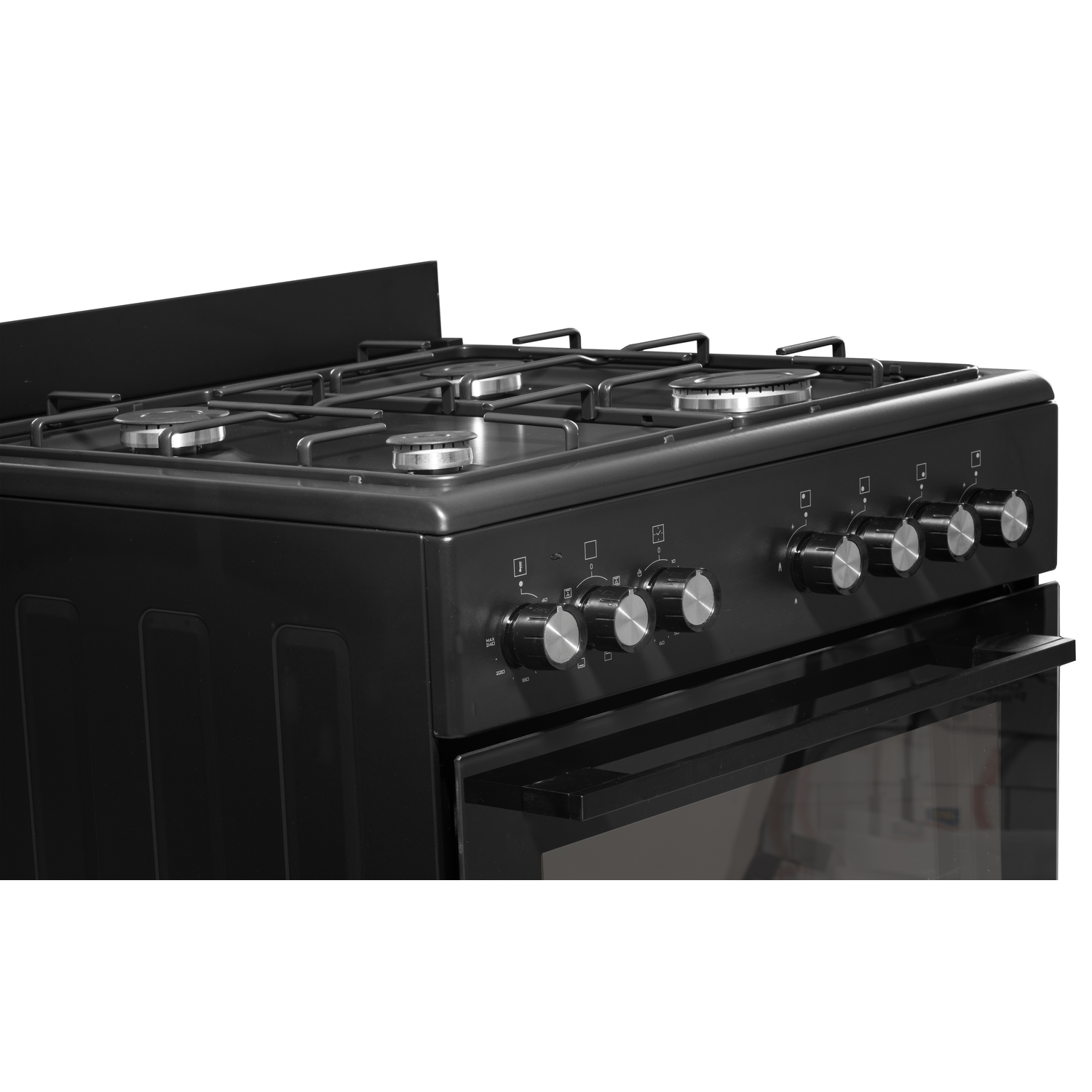 Een zwart gasfornuis, met branders, knoppen en een onderste ovendeur, onder een hoek bekeken.