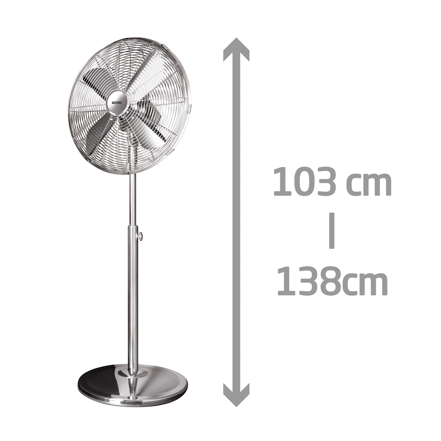 Ventilatore Koenic argentato, in piedi con un'altezza di 103-138 cm, con base argentata e testa circolare.