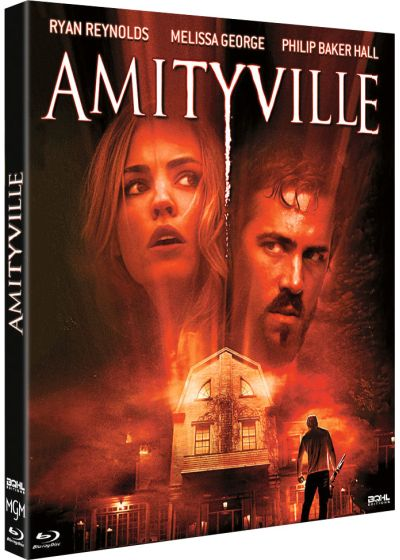 Filmcover: gezichten van vrouw en man, huis en persoon met geweer, rode achtergrond, titel: Amityville.