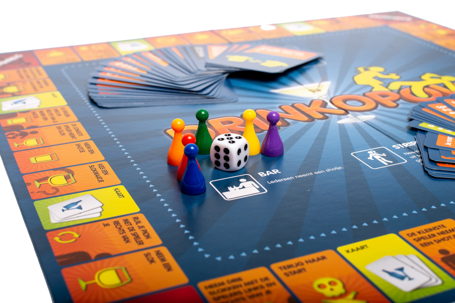 Drinkopoly bordspel met pionnen en kaarten. Het spel staat op een blauw bord.