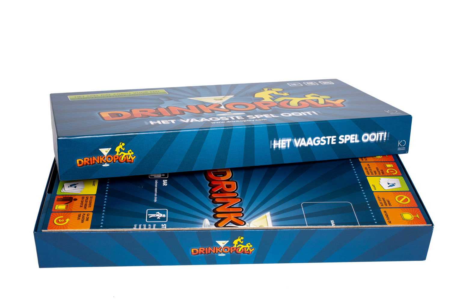 Drinkopoly bordspel, twee dozen op elkaar gestapeld. Blauwe dozen met speltitel en grafisch ontwerp.