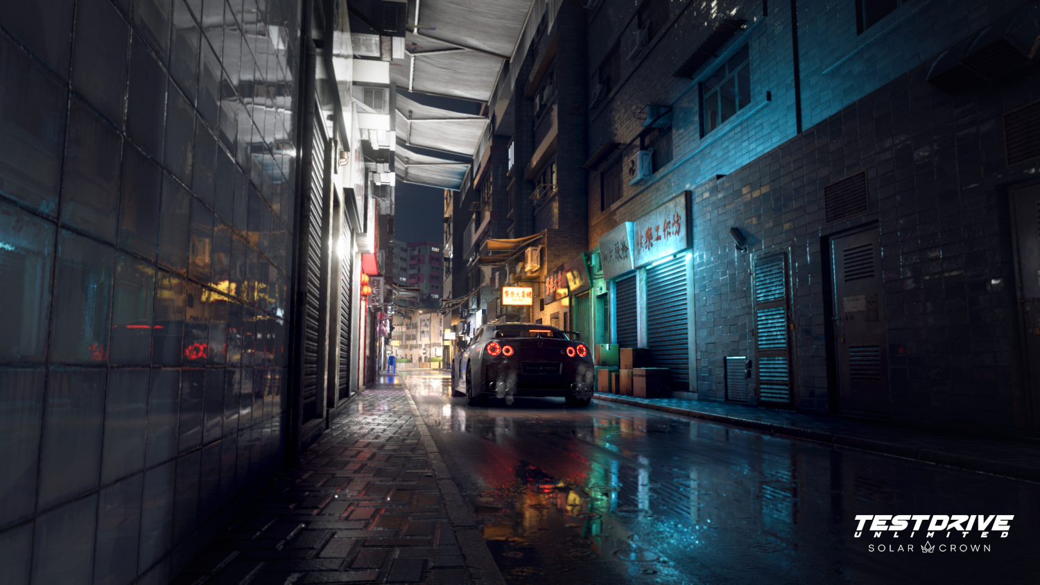 Une voiture roule sur une rue étroite et mouillée la nuit. Les lumières se reflètent sur le pavé mouillé.