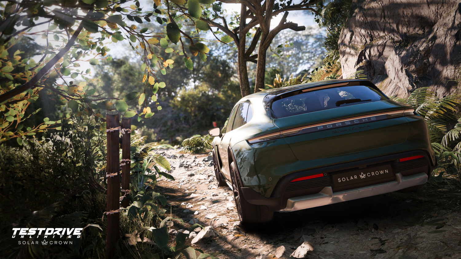 SUV Porsche vert roulant sur un chemin de terre en milieu forestier, logo du jeu.