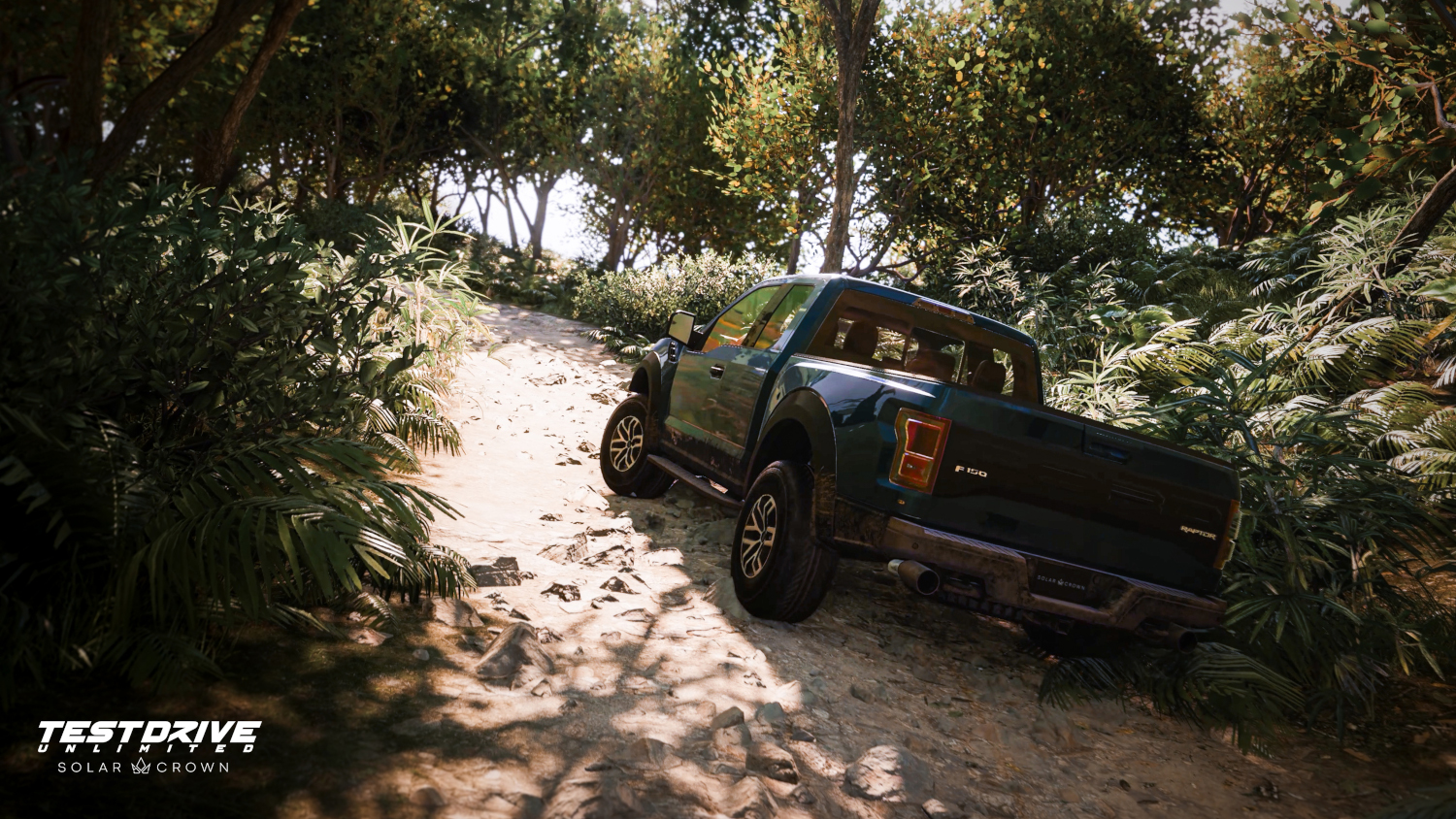 Un camion Ford Raptor vert roule sur un chemin de terre dans une forêt, avec le logo du jeu en bas.