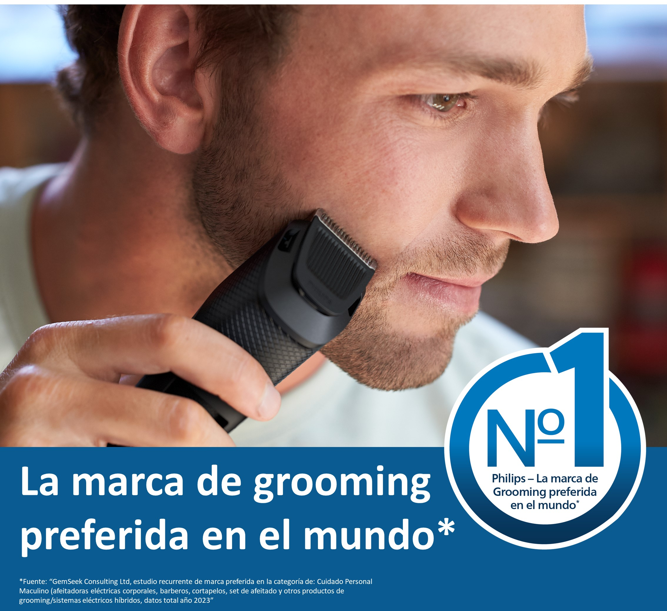Un hombre se afeita la cara con una recortadora negra. Texto: 'La marca de grooming preferida'.