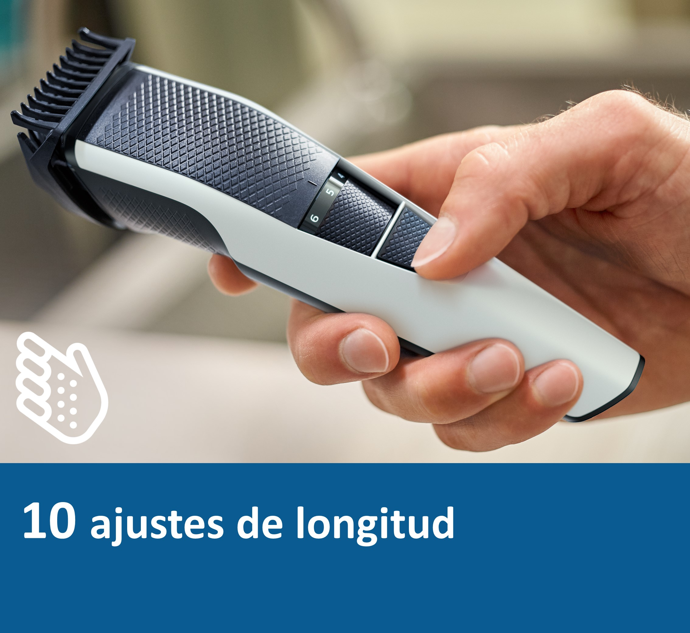 Mano ajustando la recortadora de barba. La recortadora es blanca y negra.