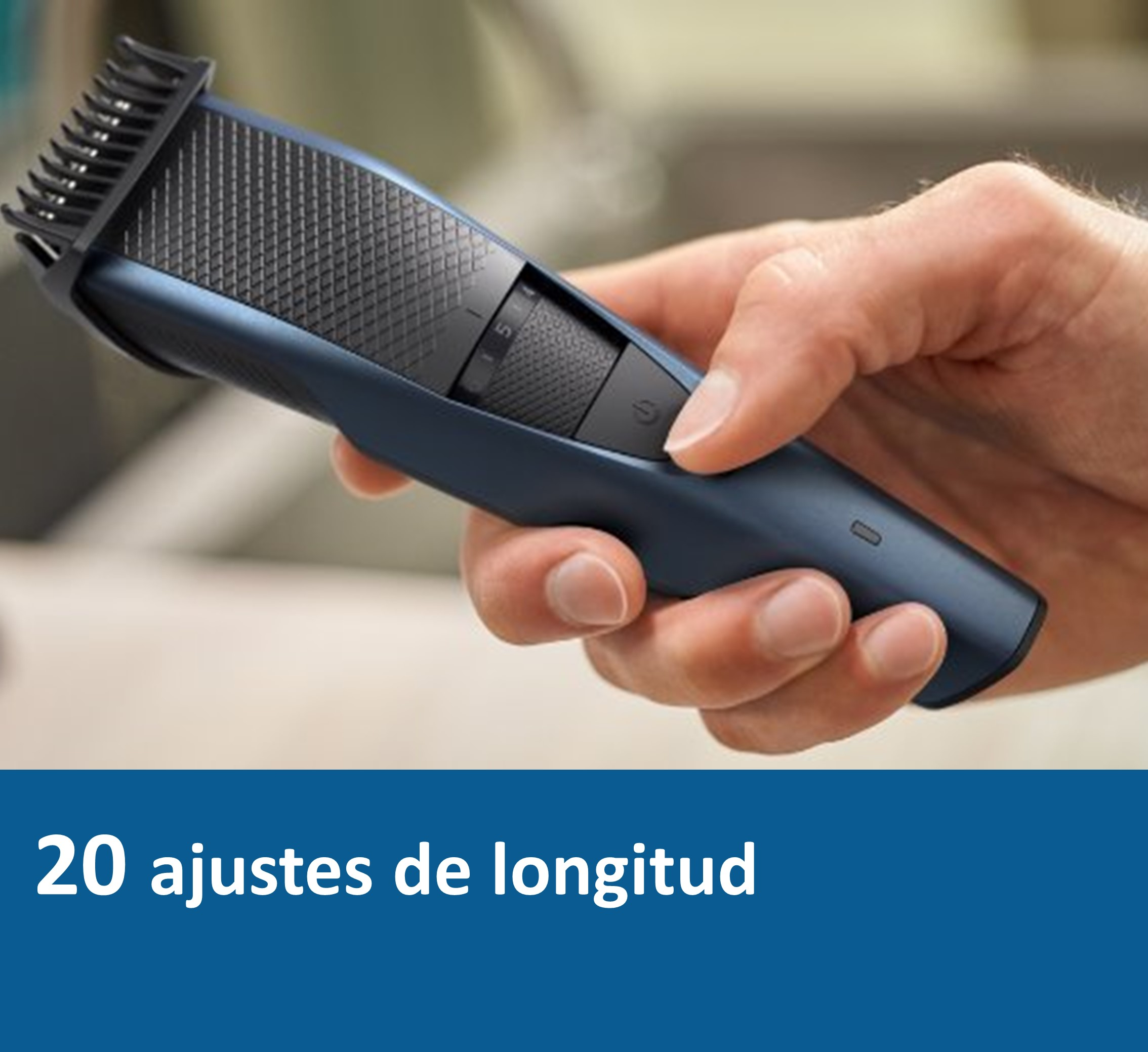 Un recortador de barba azul y negro se sostiene en una mano. Muestra un ajuste de longitud.