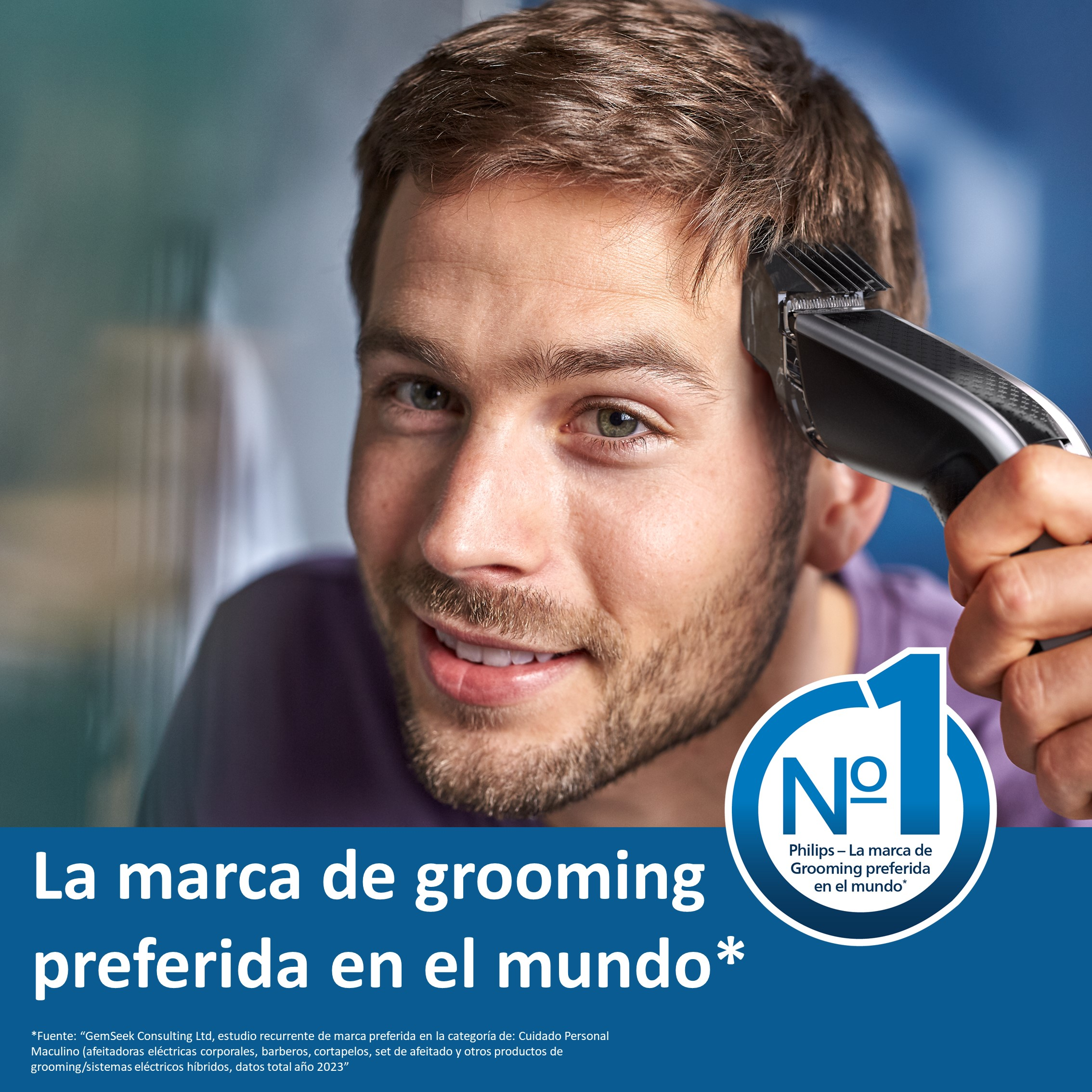 Un hombre sonríe mientras usa una recortadora de cabello. Hay un texto sobre la marca.