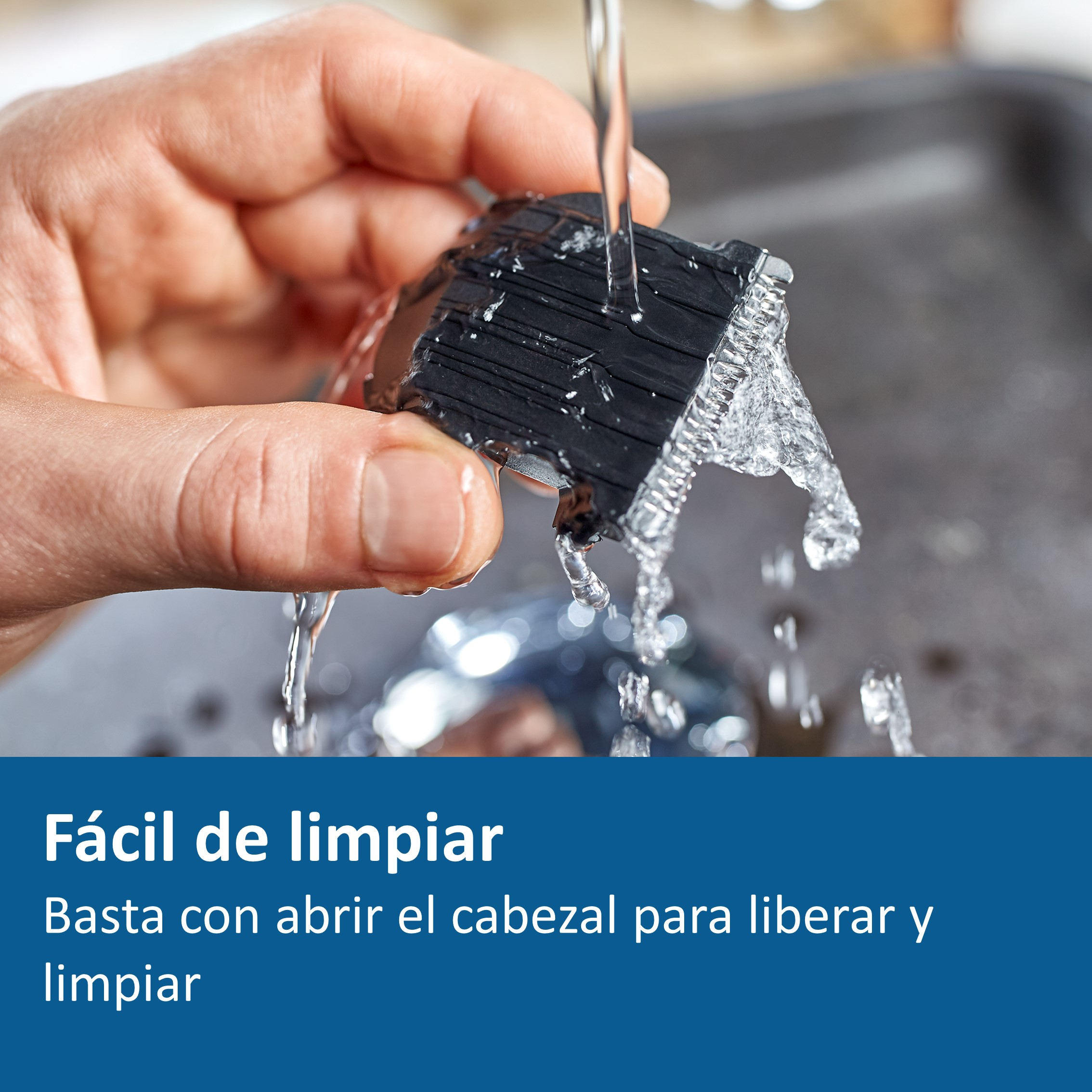 Cabezal de recortadora negro enjuagándose con agua. El texto indica fácil limpieza.