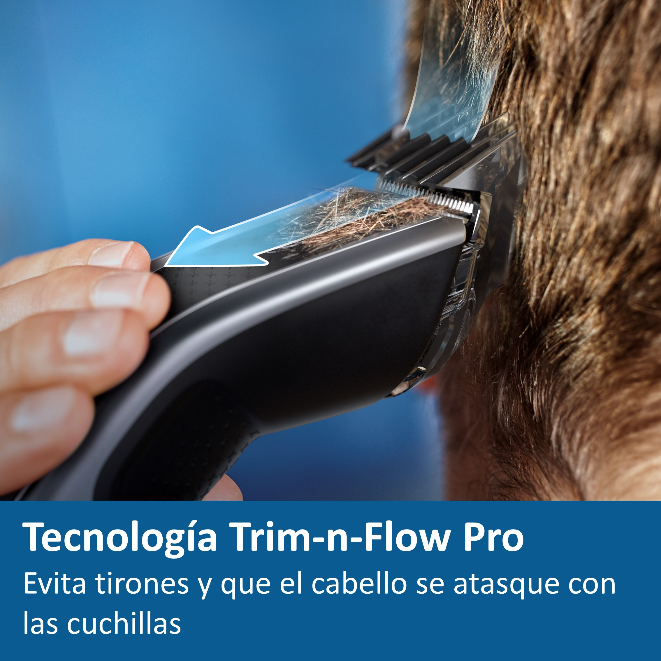 Un hombre se afeita el pelo con una recortadora negra. El pelo se corta en el dispositivo.