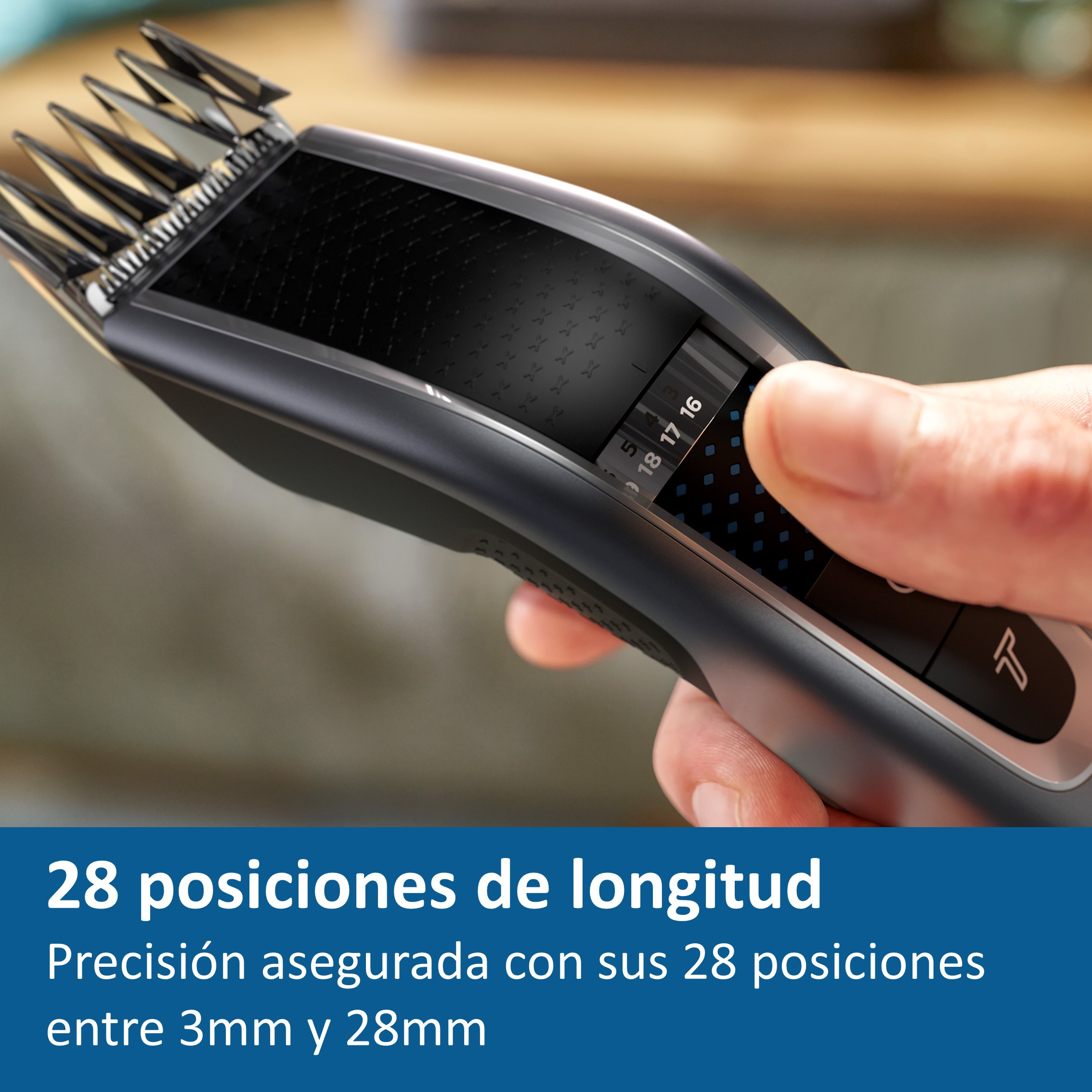 Una cortadora de cabello negra con ajustes de longitud ajustables, sostenida por una mano.