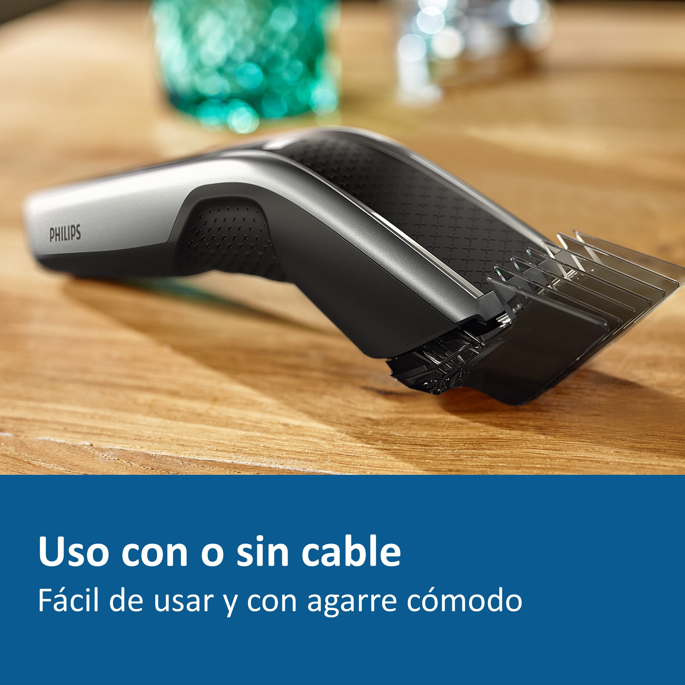 Cortapelos Philips plateado y negro sobre mesa de madera. El aparato está apagado.
