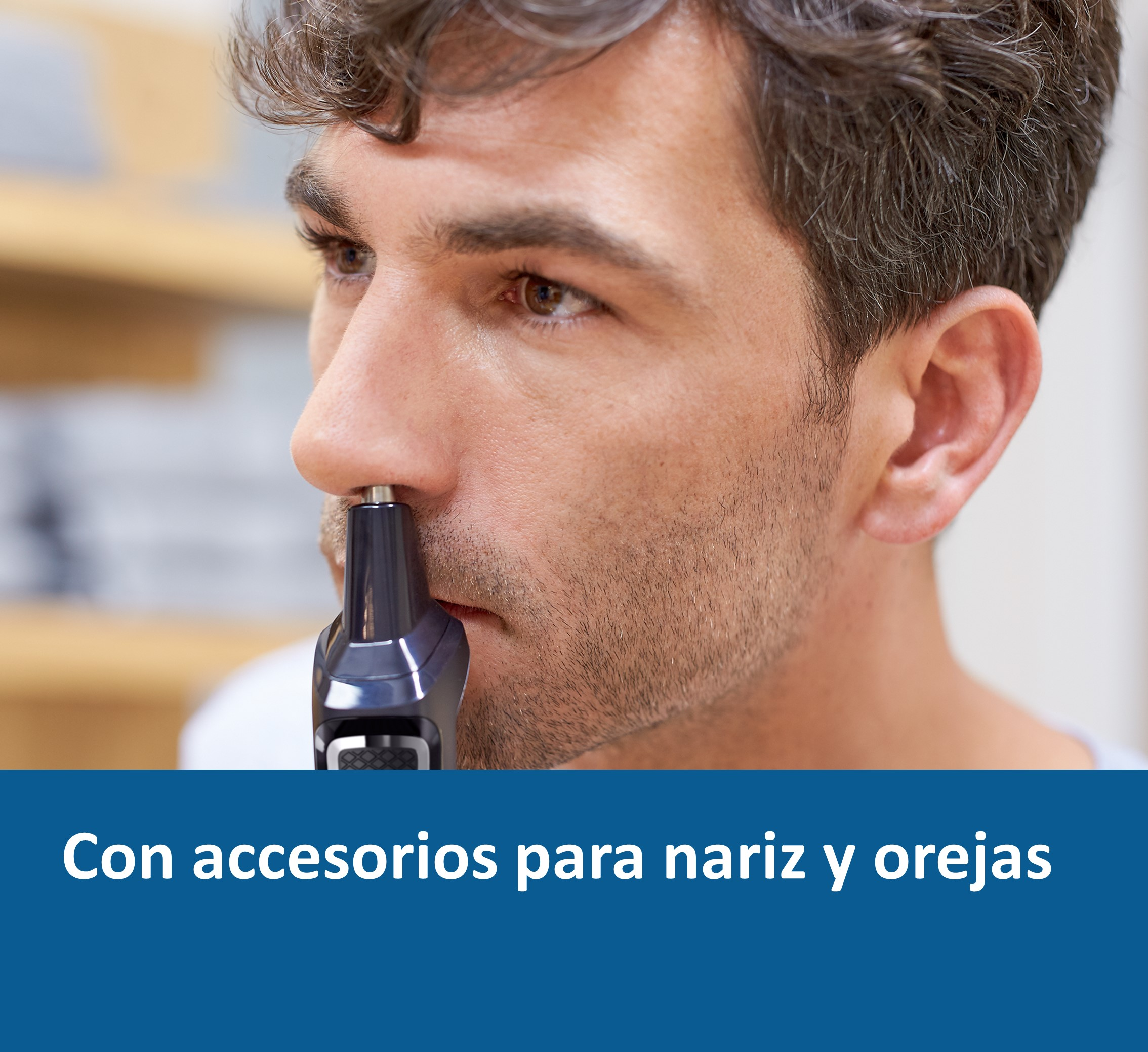 Hombre usando un recortador de vello nasal. Primer plano del recortador y su rostro.