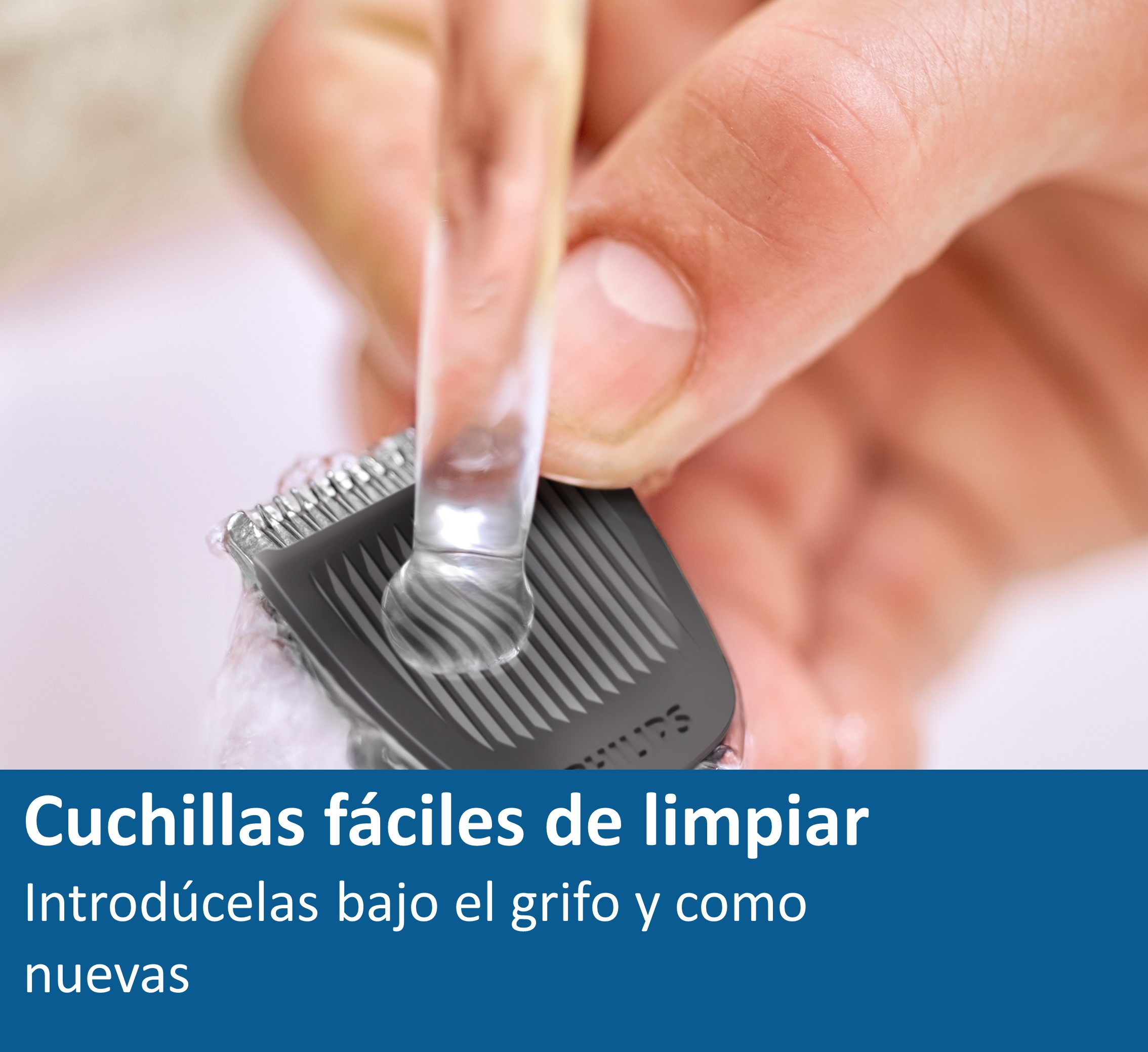 Persona enjuagando la cuchilla de la cortadora de pelo Philips bajo el agua.