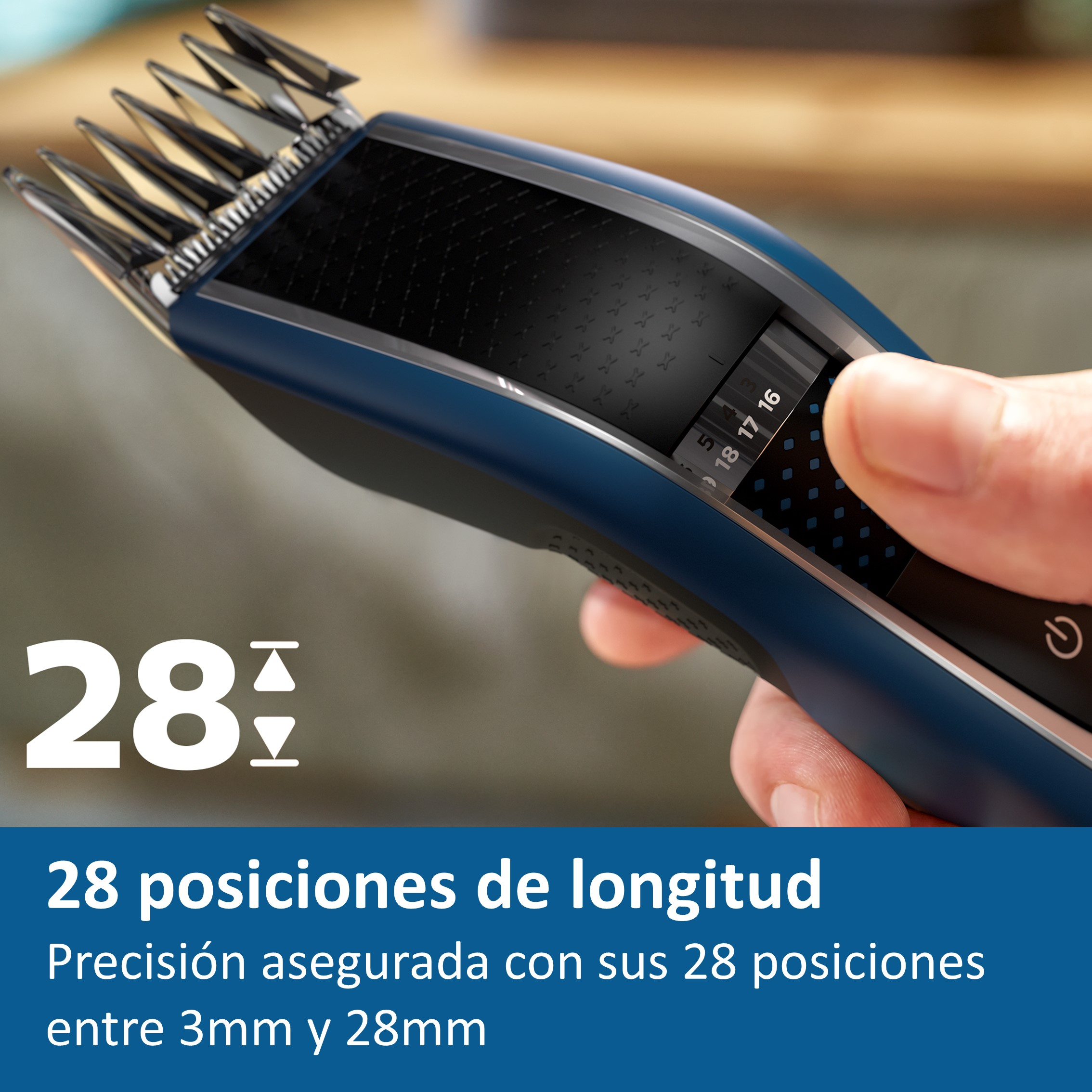 Un recortador azul se sostiene con la mano. La pantalla muestra los ajustes de longitud. 28 posiciones.
