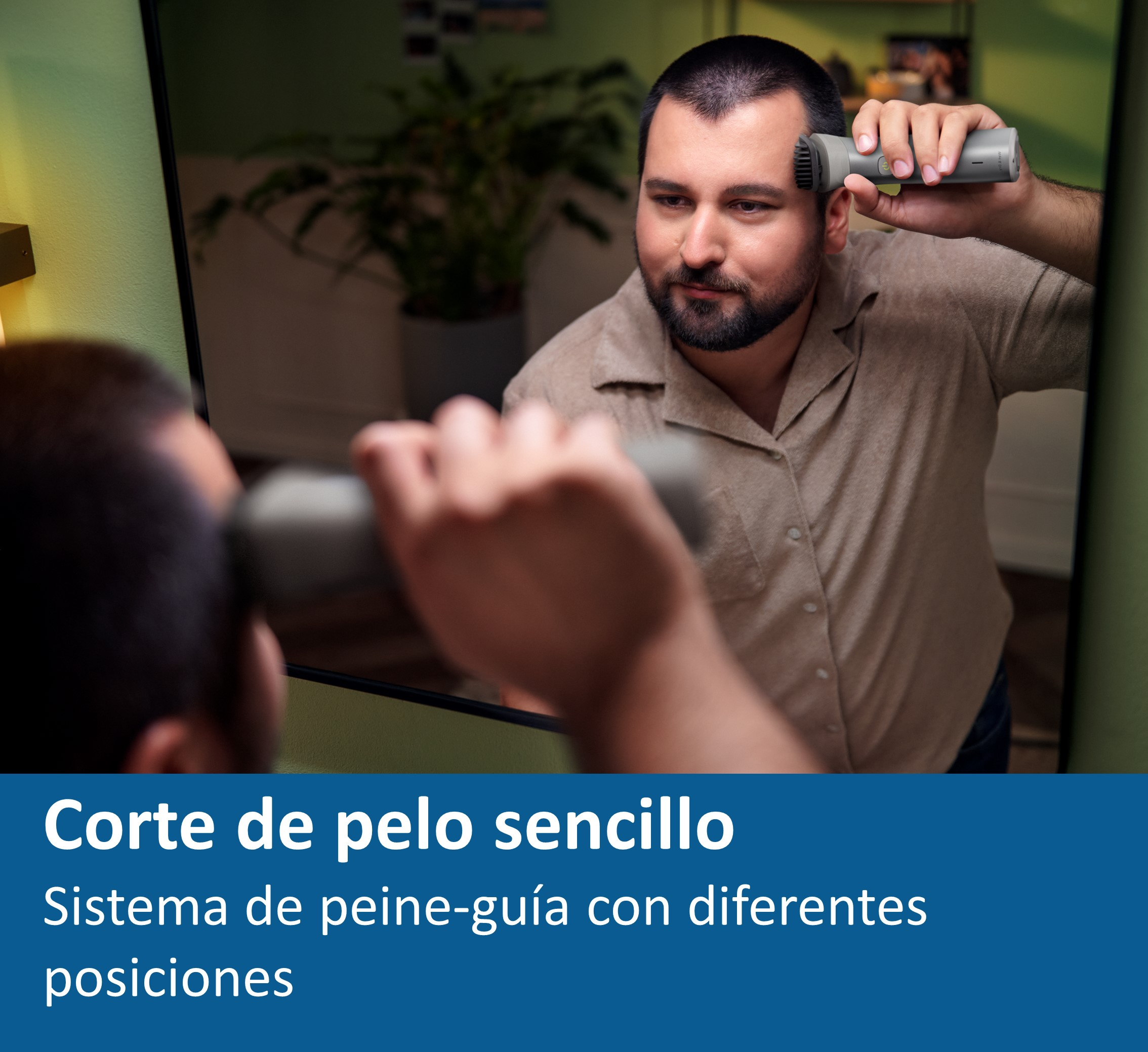 Hombre afeitándose el pelo frente a un espejo con una recortadora. El fondo es un espejo.