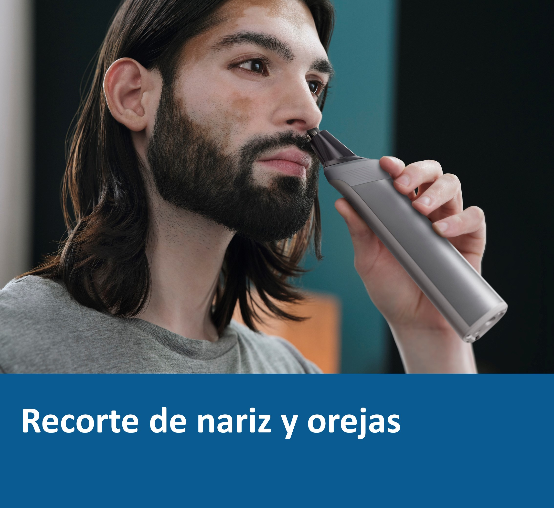 Un hombre recortando el vello de la nariz y las orejas con una herramienta de aseo.