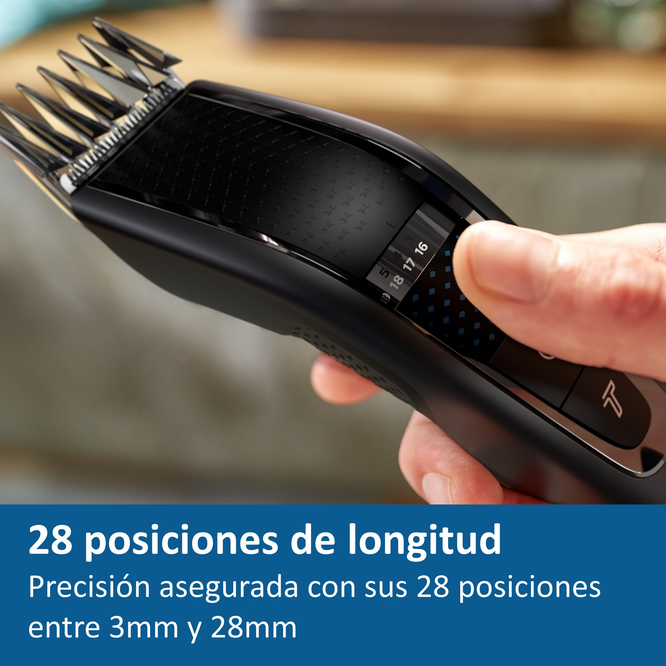 Una cortadora de pelo negra sostenida por una persona.