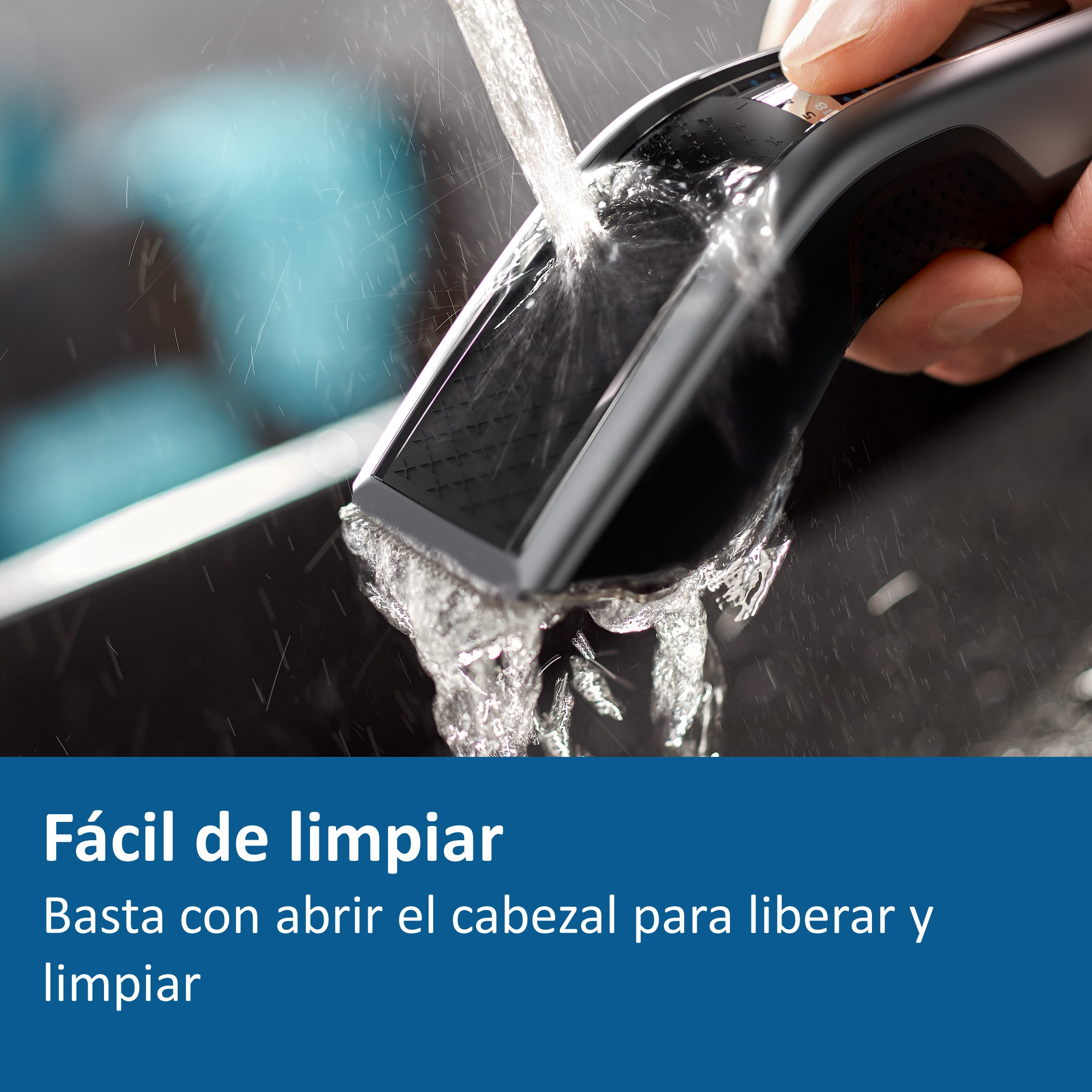 Agua vertiéndose sobre un dispositivo de aseo negro. El texto dice 'Fácil de limpiar'.