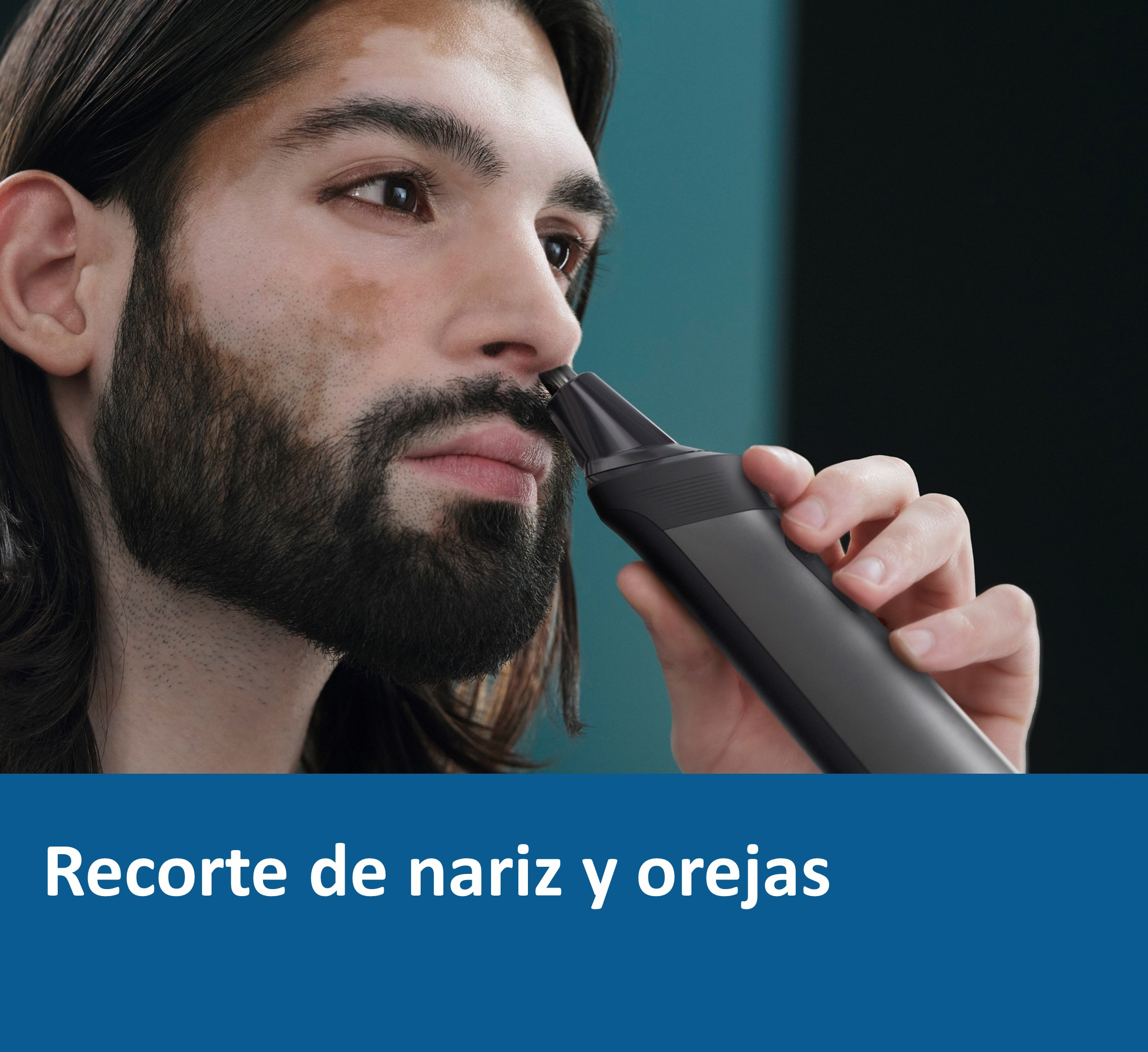 Primer plano de un hombre usando un recortador de nariz negro. Fondo oscuro. Se ve vello facial.